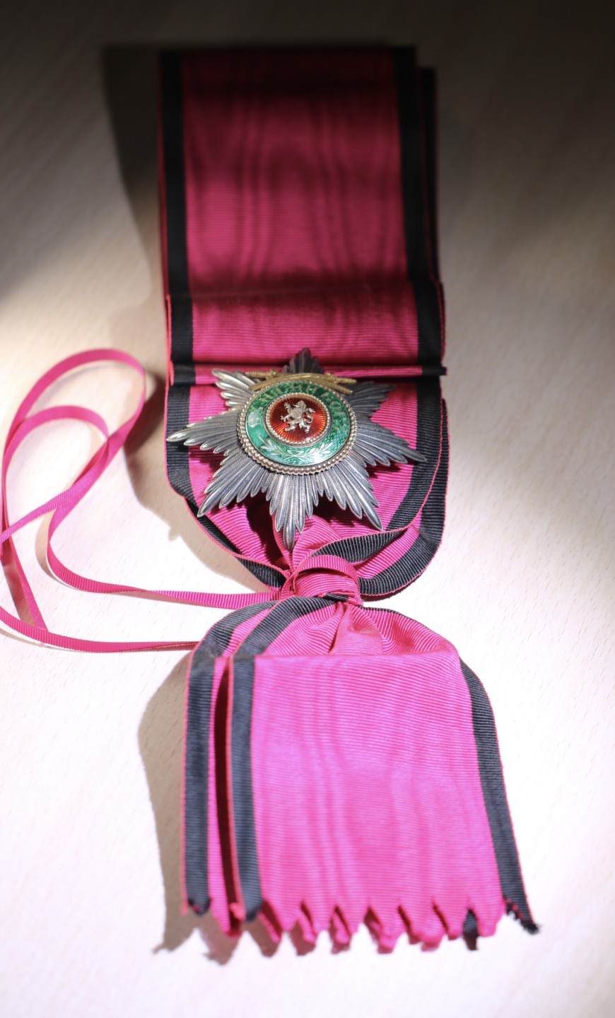 大猫徽章拍卖第204期  一等保加利亚圣.亚历山大勋章（First Class）军事版￼ 为总理、议长、高级将帅或是外国元首、特使。