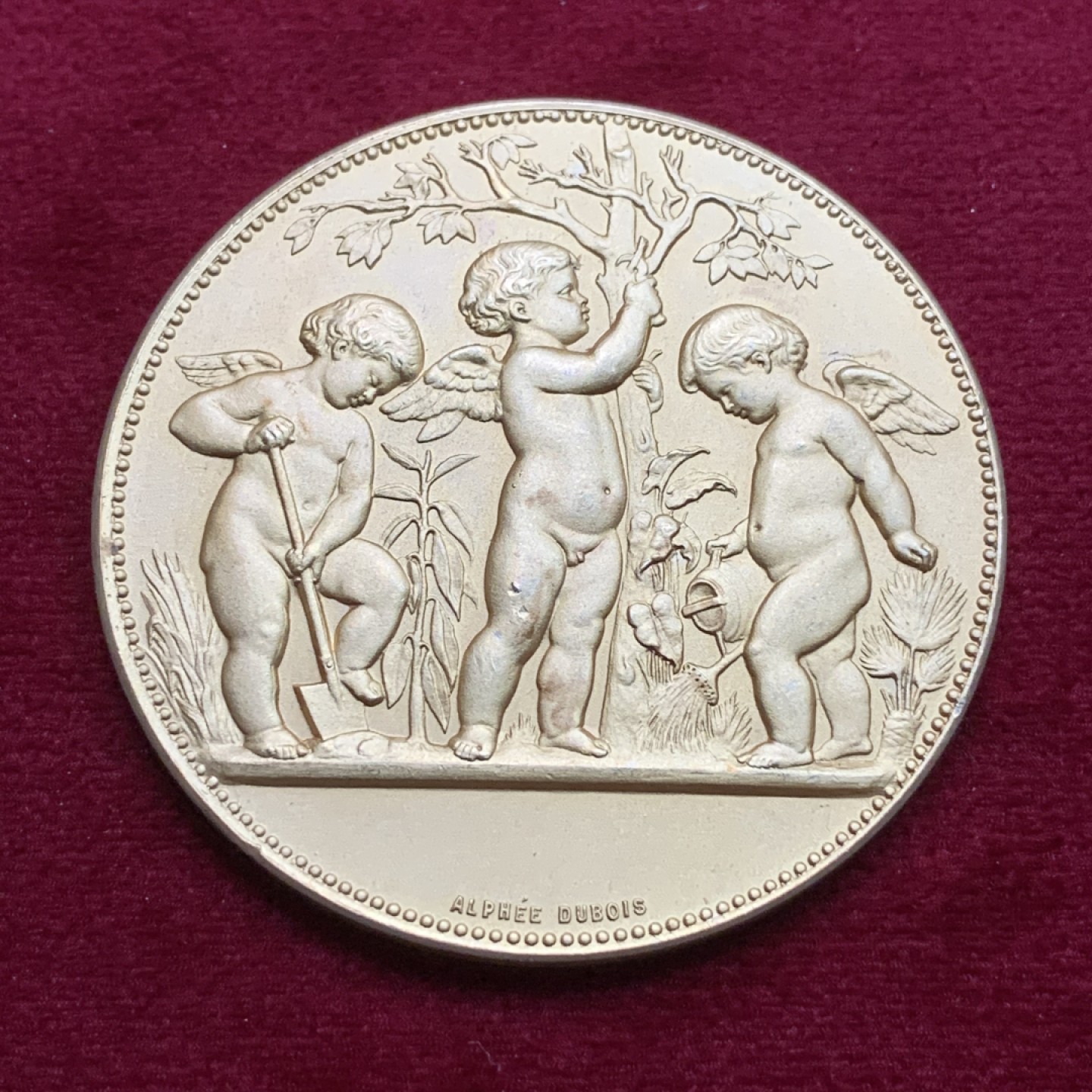 《竞宝斋》第102场-本周四 套币裸币专场（全场不限金额包邮） 法国迪耶普 十九世纪初 三个天使植树 镀金银章 62.7克