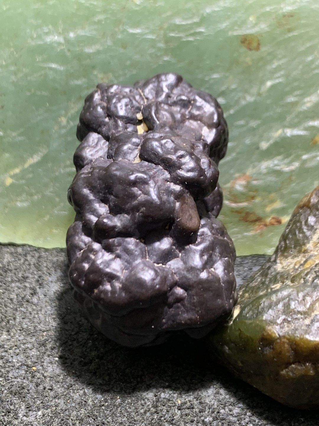 精美罕见外蒙戈壁黑金刚原石一块，