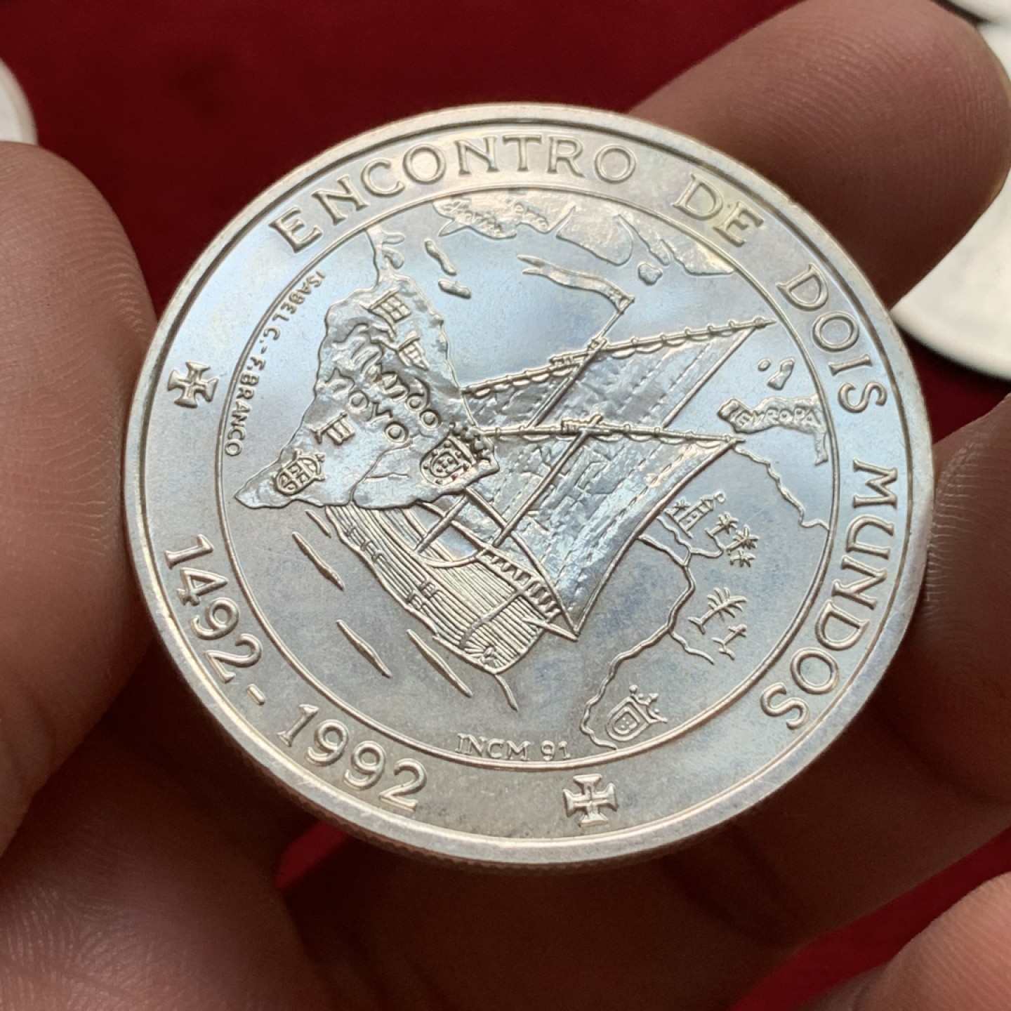 《竞宝斋》第102场-本周四 套币裸币专场（全场不限金额包邮） 葡萄牙1992年哥伦比达到美洲500周年1000埃斯库多克朗型纪念大银币Silver (.500) • 27 g • ⌀ 40 mm