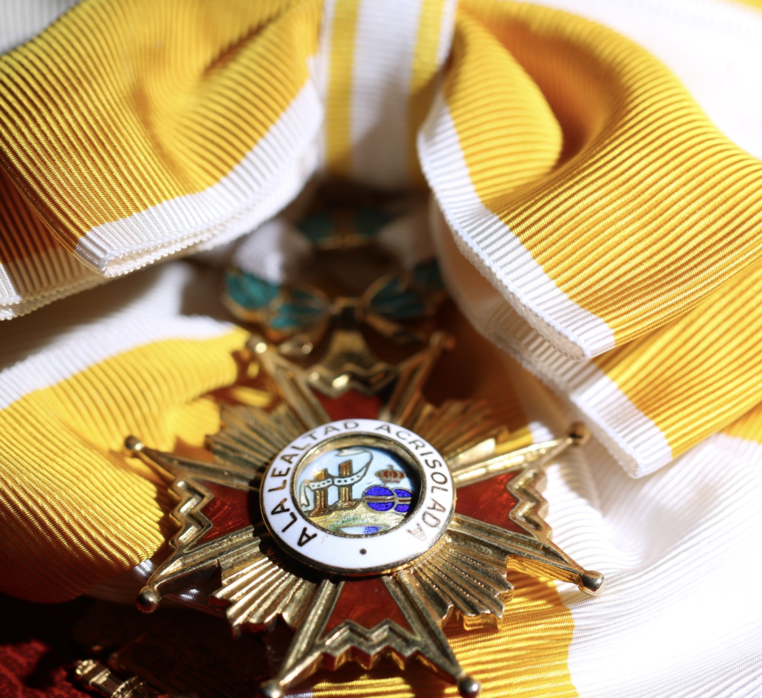 大猫徽章拍卖第204期  西班牙🇪🇸大十字级伊莎贝拉勋章 佛朗哥时期 原盒银质画珐琅 全品