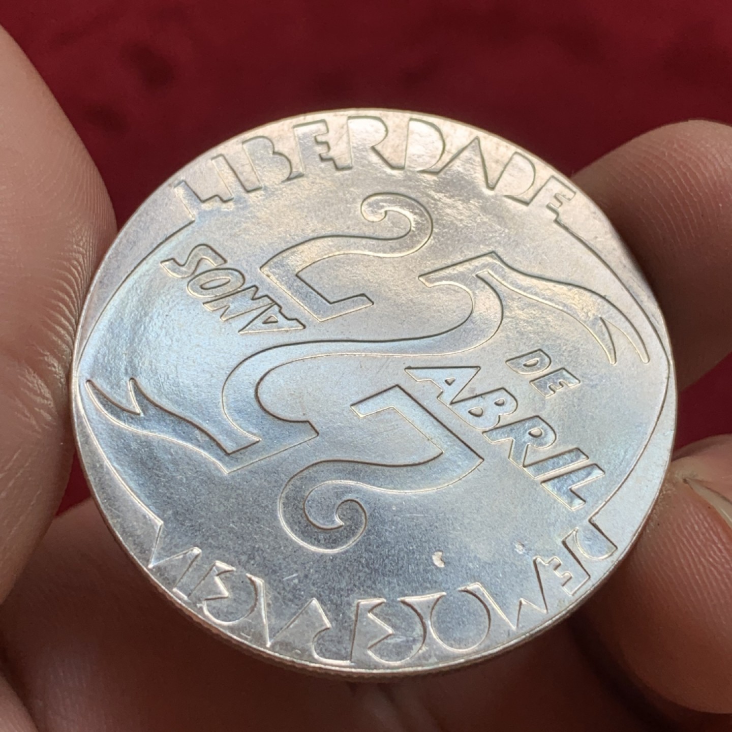 《竞宝斋》第102场-本周四 套币裸币专场（全场不限金额包邮） 葡萄牙1999年康乃馨革命25周年纪念1000埃斯库多克朗型纪念大银币 Silver (.500) • 27 g • ⌀ 40.1 mm