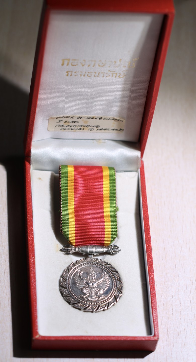 大猫徽章拍卖第204期  泰国公务员服务25周年纪念章 原盒银质