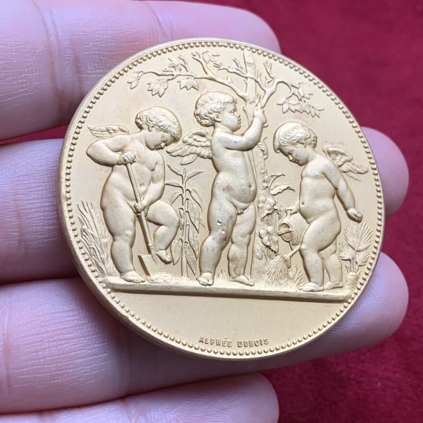 《竞宝斋》第102场-本周四 套币裸币专场（全场不限金额包邮） 法国迪耶普 十九世纪初 三个天使植树 镀金银章 62.7克