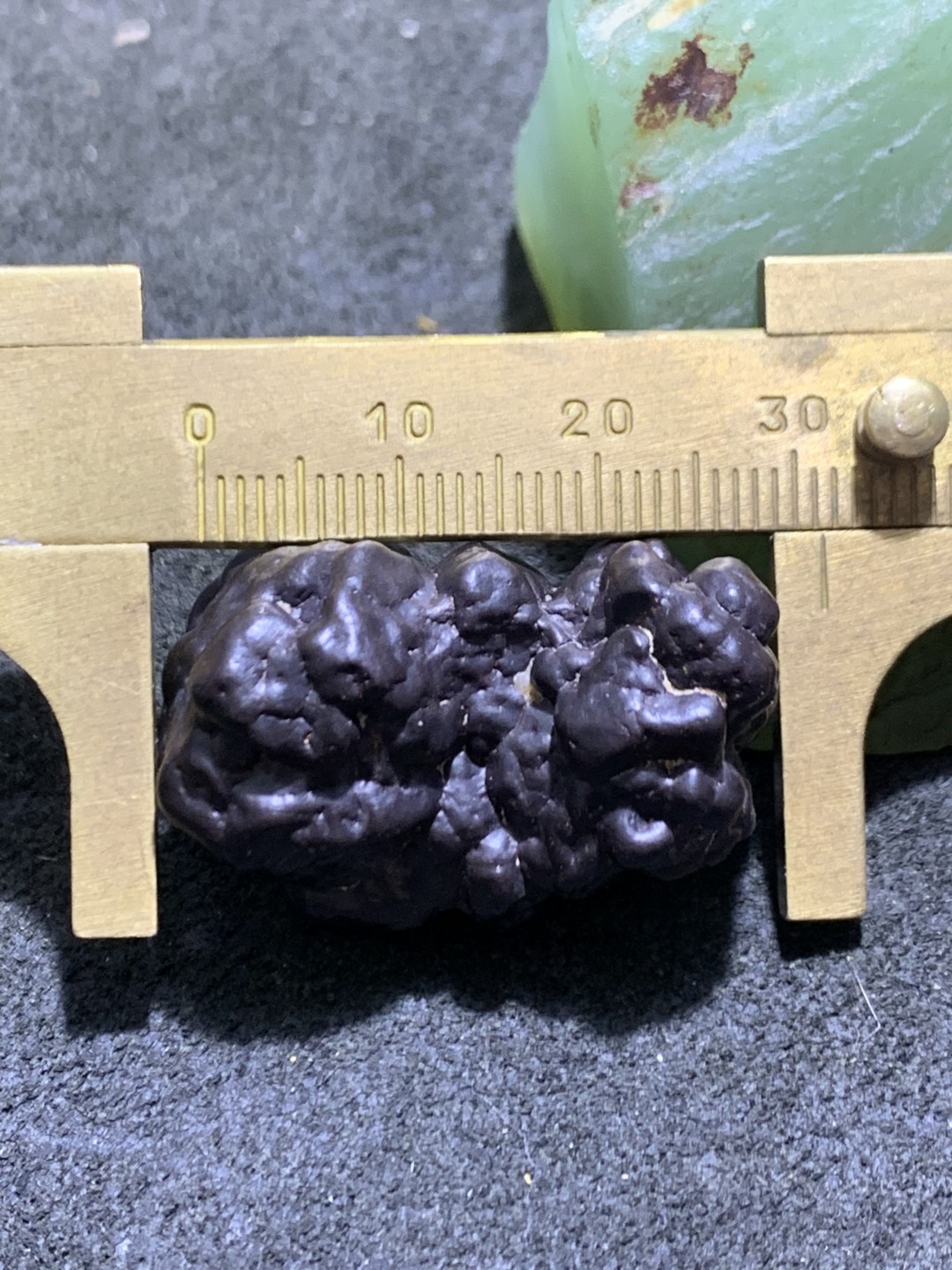 精美罕见外蒙戈壁黑金刚原石一块，