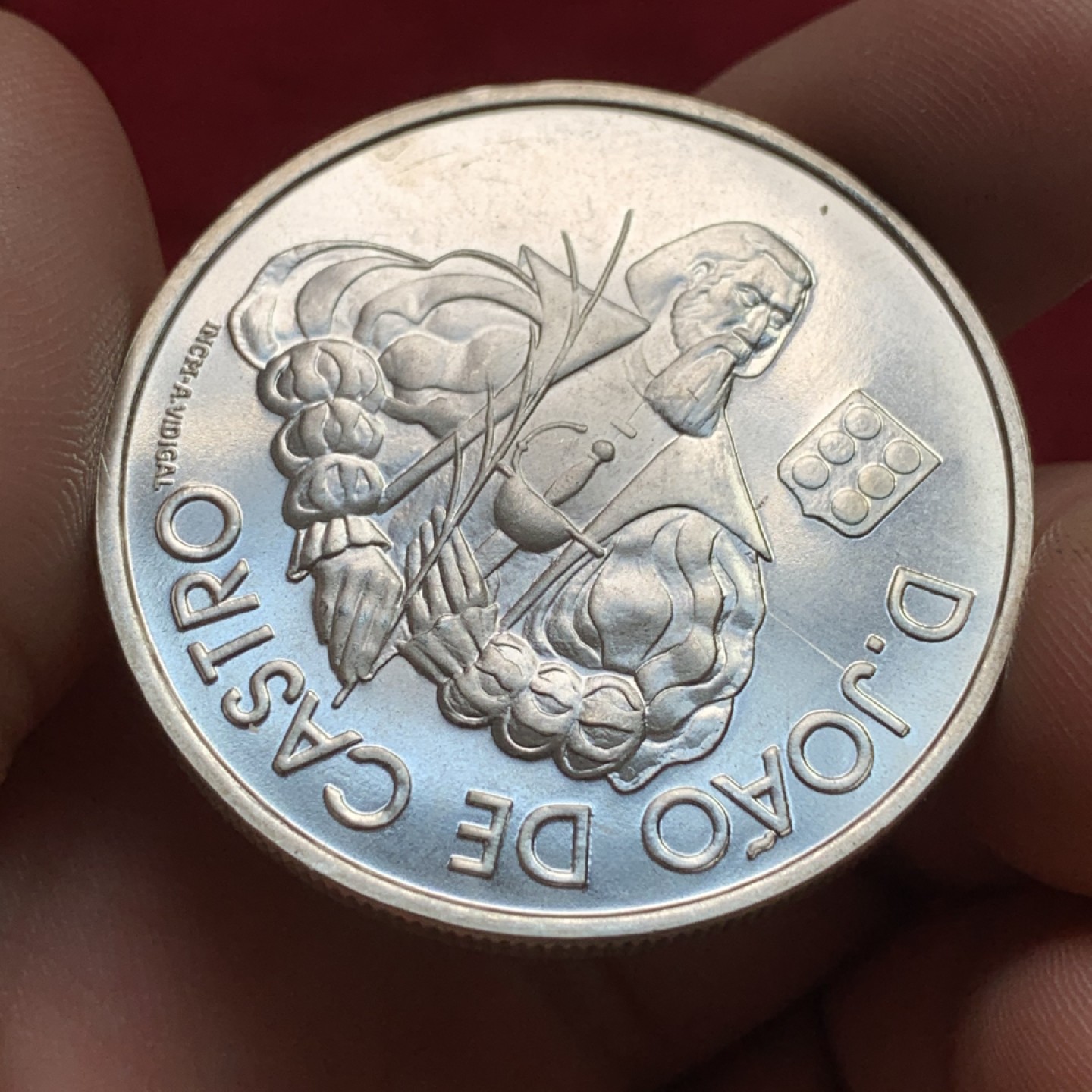 《竞宝斋》第102场-本周四 套币裸币专场（全场不限金额包邮） 葡萄牙2000年若奥 德 卡斯特罗1000埃斯库多克朗型纪念大银币 Silver (.500) • 27 g • ⌀ 40.1 mm