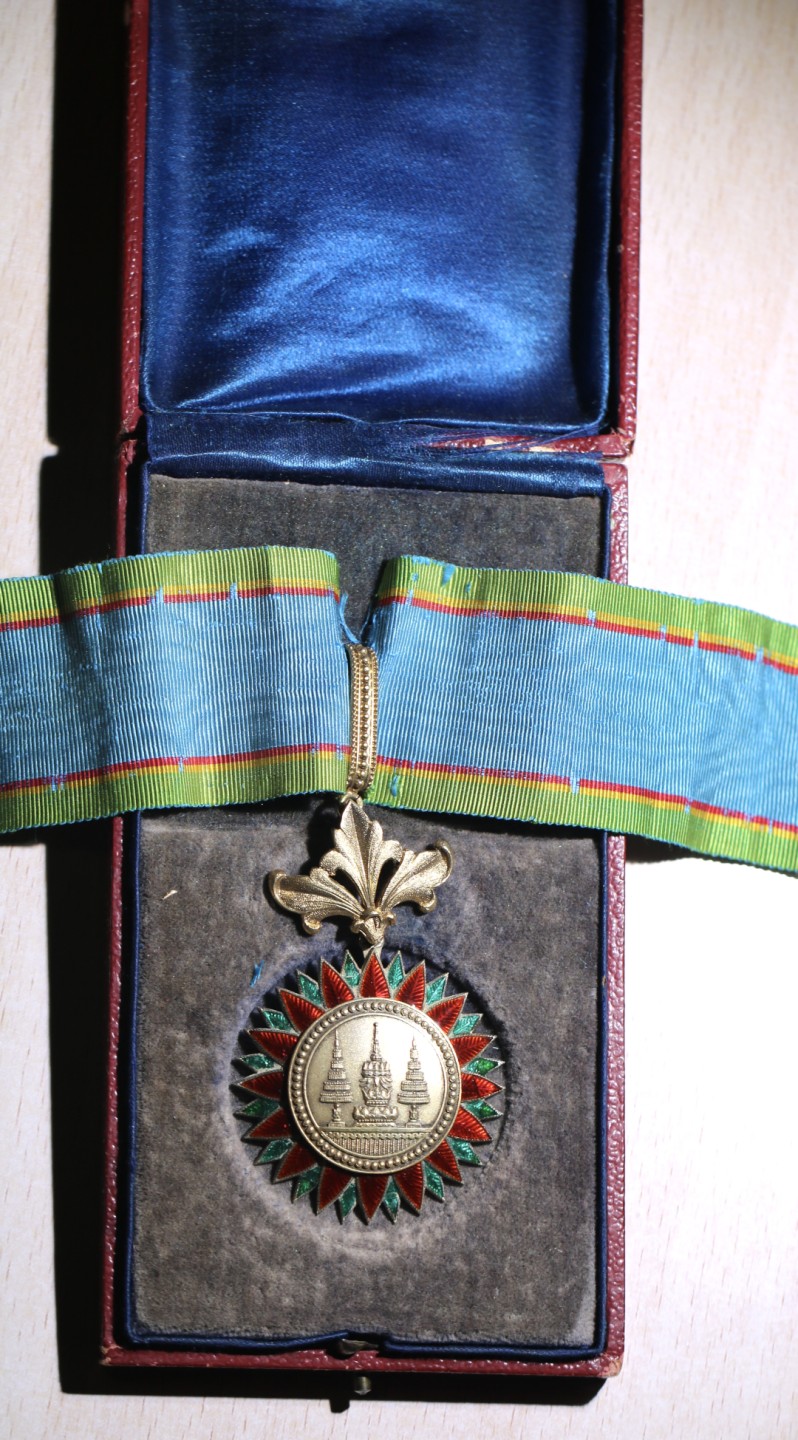 大猫徽章拍卖第204期  泰国早期指挥官级皇冠颈绶