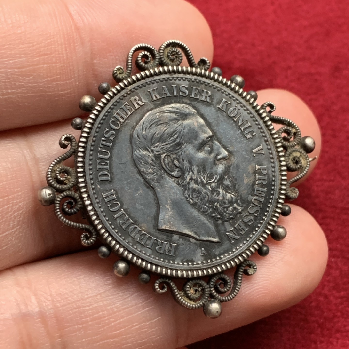 《竞宝斋》第102场-本周四 套币裸币专场（全场不限金额包邮） 德国1888年三皇之年2马克银币 黑包浆做成胸针 少见