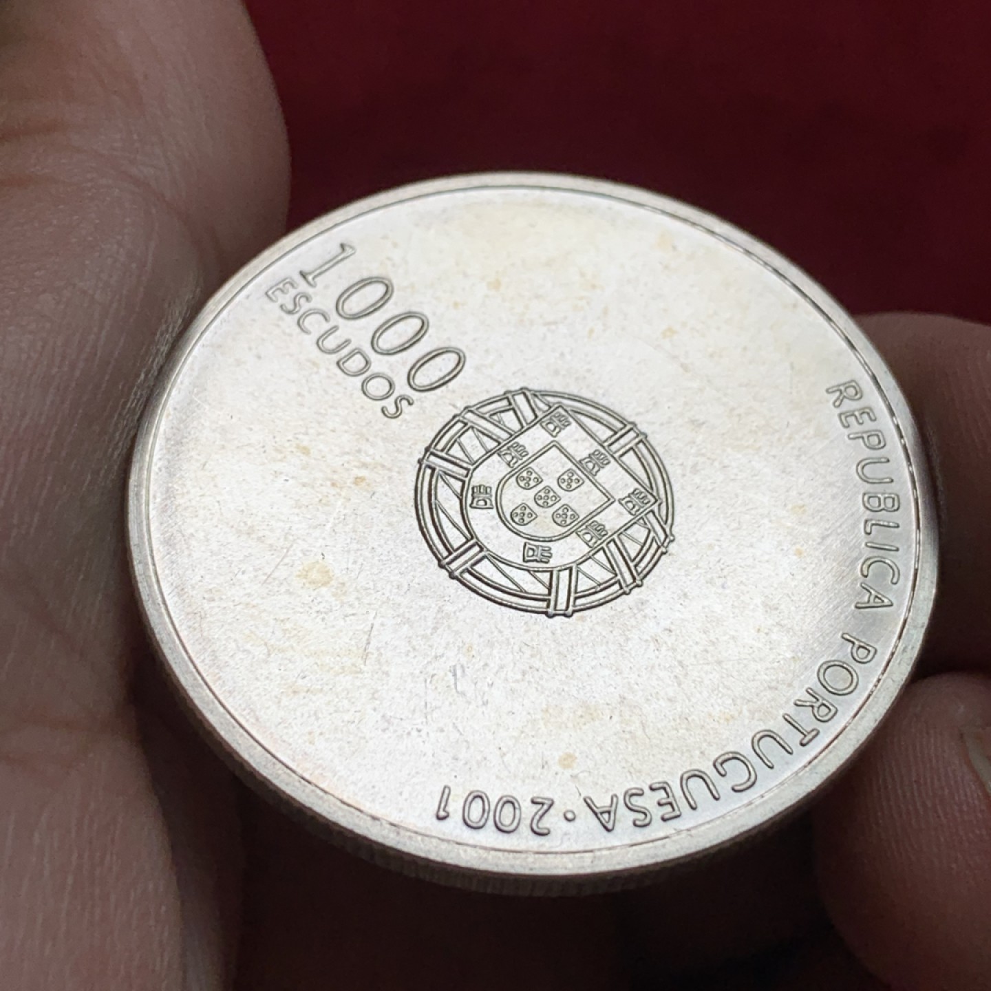 《竞宝斋》第102场-本周四 套币裸币专场（全场不限金额包邮） 葡萄牙2001年欧洲杯1000埃斯库多克朗型纪念大银币 Silver (.500) • 26.95 g • ⌀ 40 mm