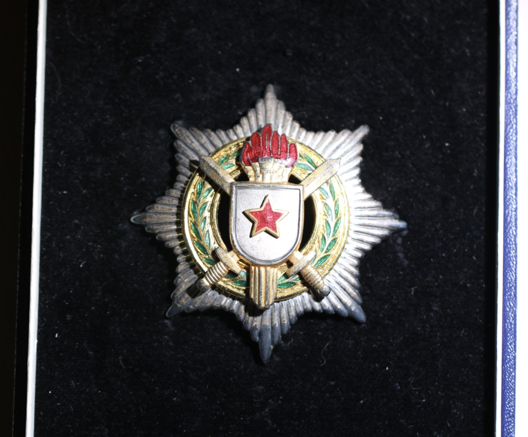 大猫徽章拍卖第204期  南斯拉夫二级军事功勋 原盒银质 全品