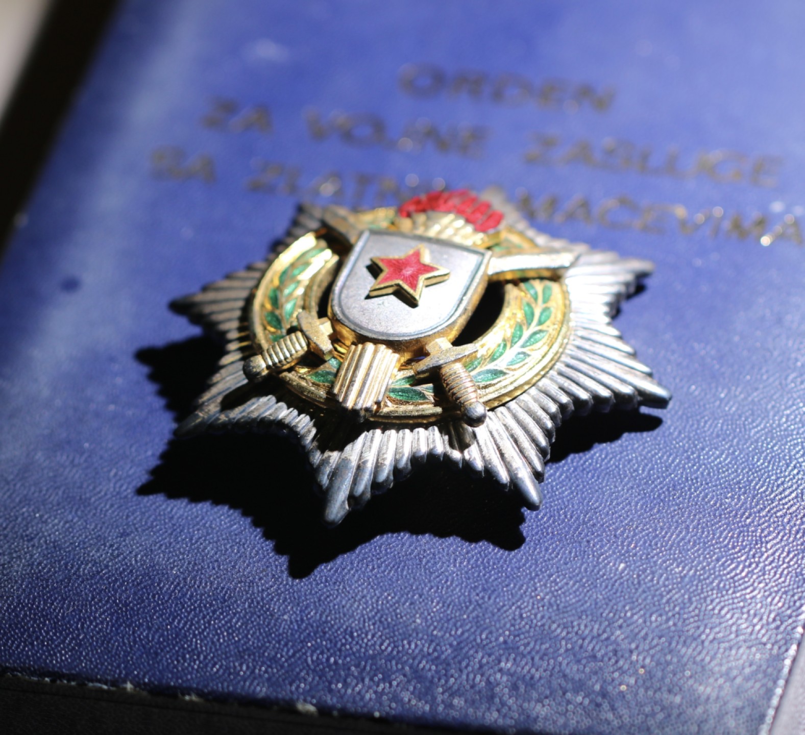 大猫徽章拍卖第204期  南斯拉夫二级军事功勋 原盒银质 全品