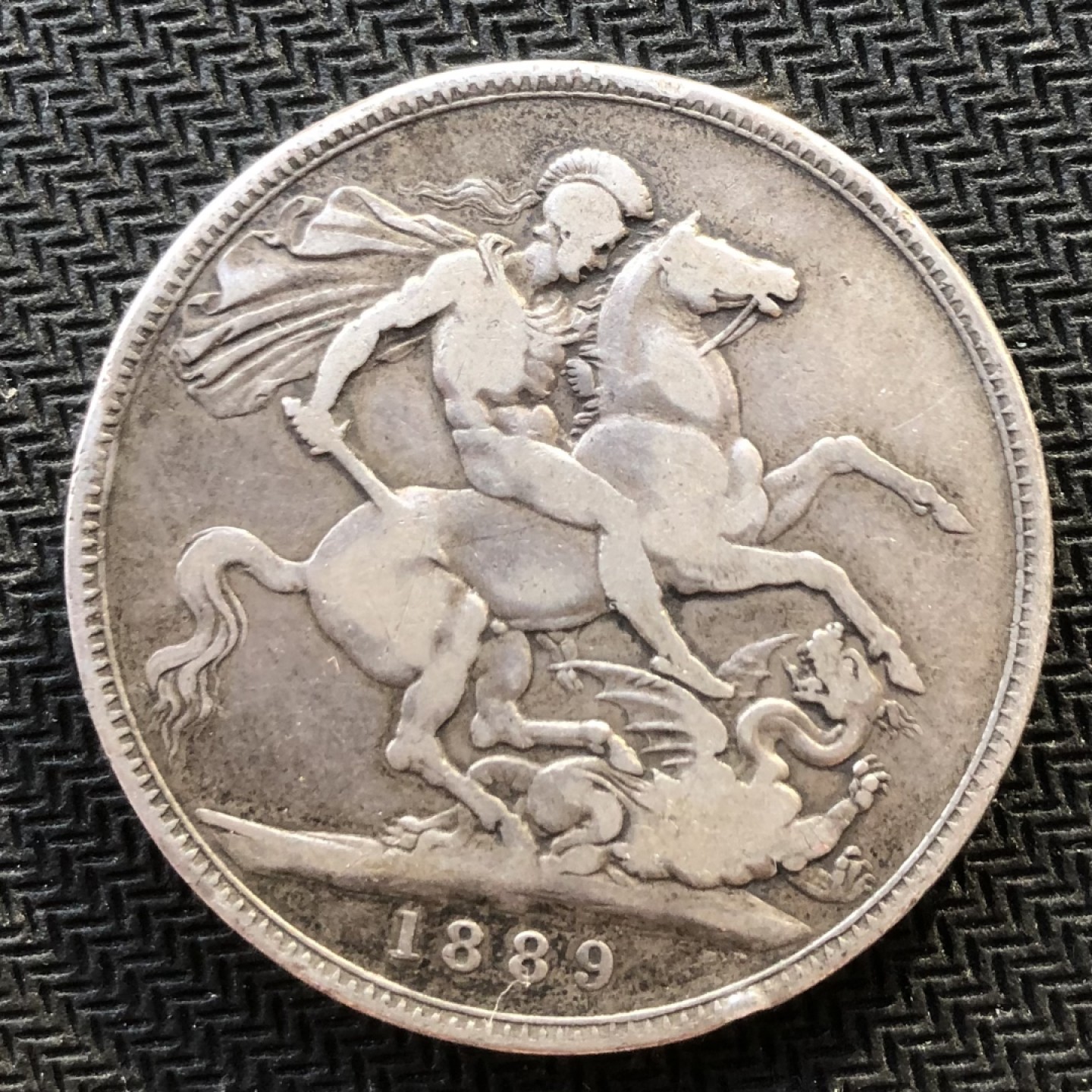 【保诚微拍】第34期 国庆专场 外国早期大银28枚+PN评级币章10枚 英国 1889年维多利亚女王 高冠版 马剑 1克朗大银币（28克，925银）-1(边齿为第3枚)