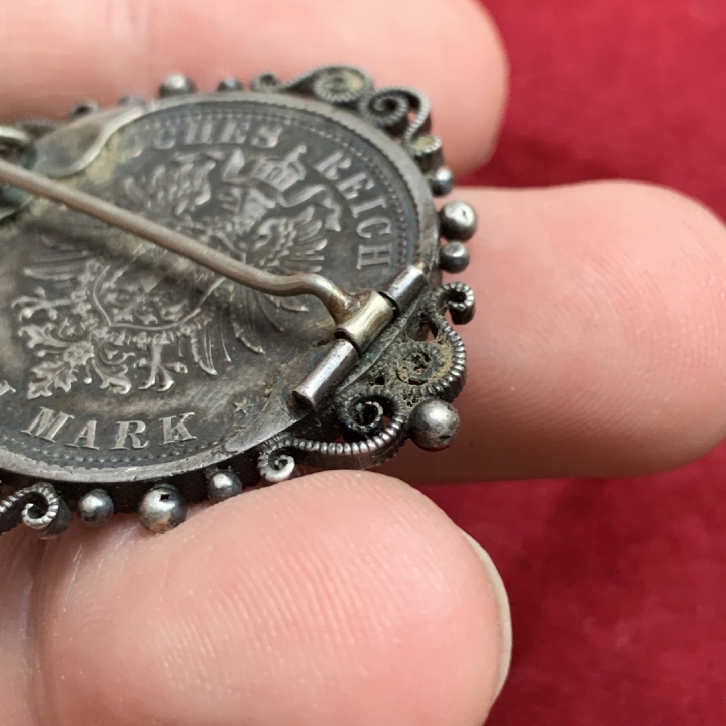 《竞宝斋》第102场-本周四 套币裸币专场（全场不限金额包邮） 德国1888年三皇之年2马克银币 黑包浆做成胸针 少见