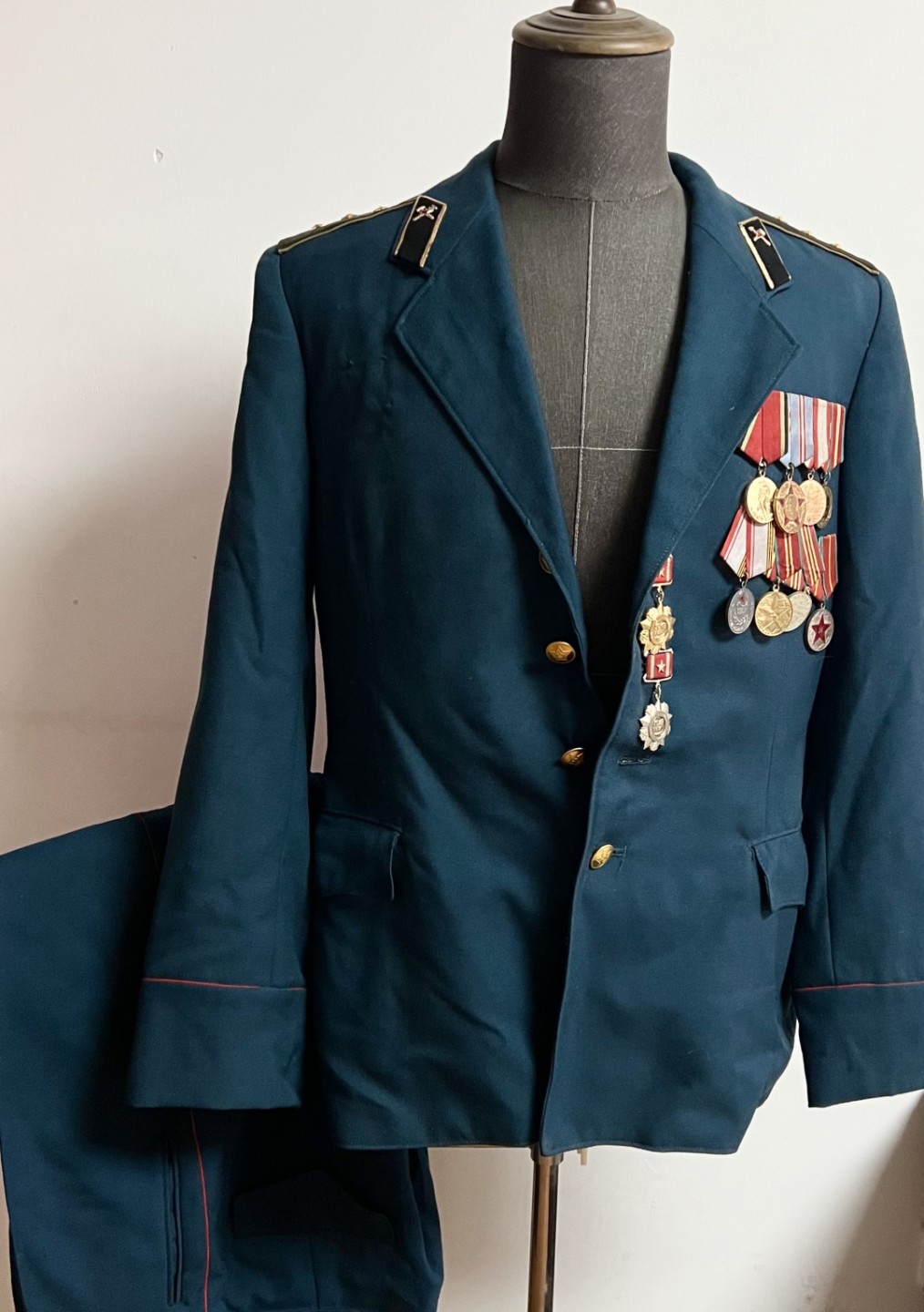 大猫徽章拍卖第204期  苏联M69测绘兵高级准尉礼服 配肩章领带 及一生所获勋奖章