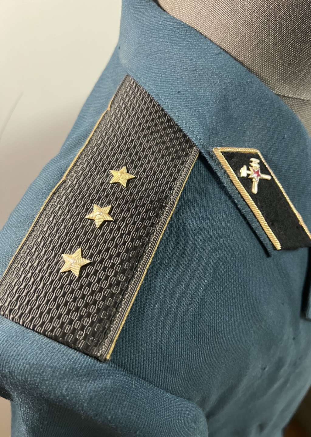 大猫徽章拍卖第204期  苏联M69测绘兵高级准尉礼服 配肩章领带 及一生所获勋奖章