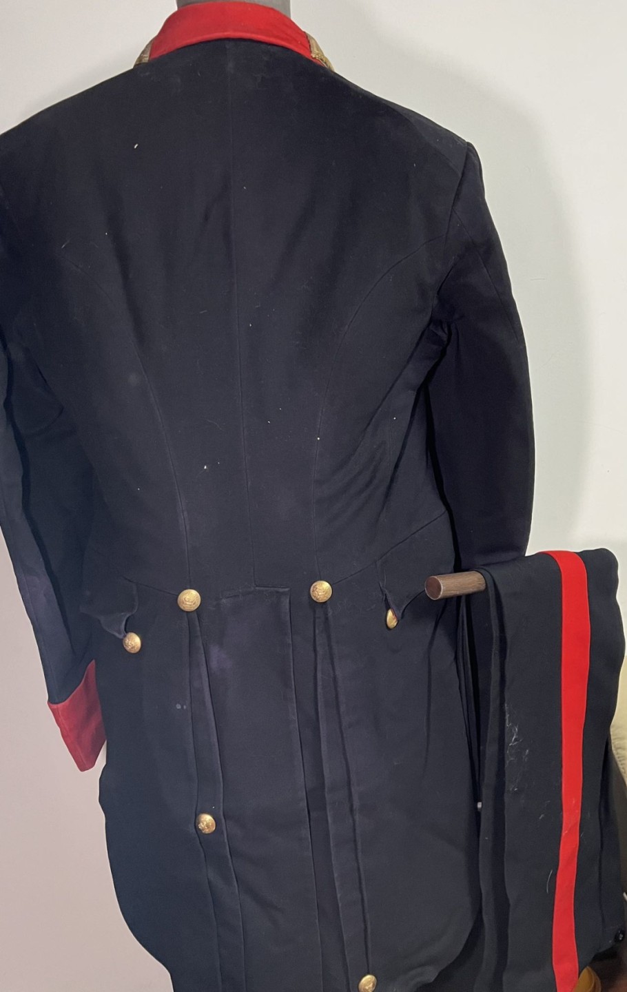 大猫徽章拍卖第204期  英国🇬🇧维多利亚时期礼服一套 具体使用方向不祥