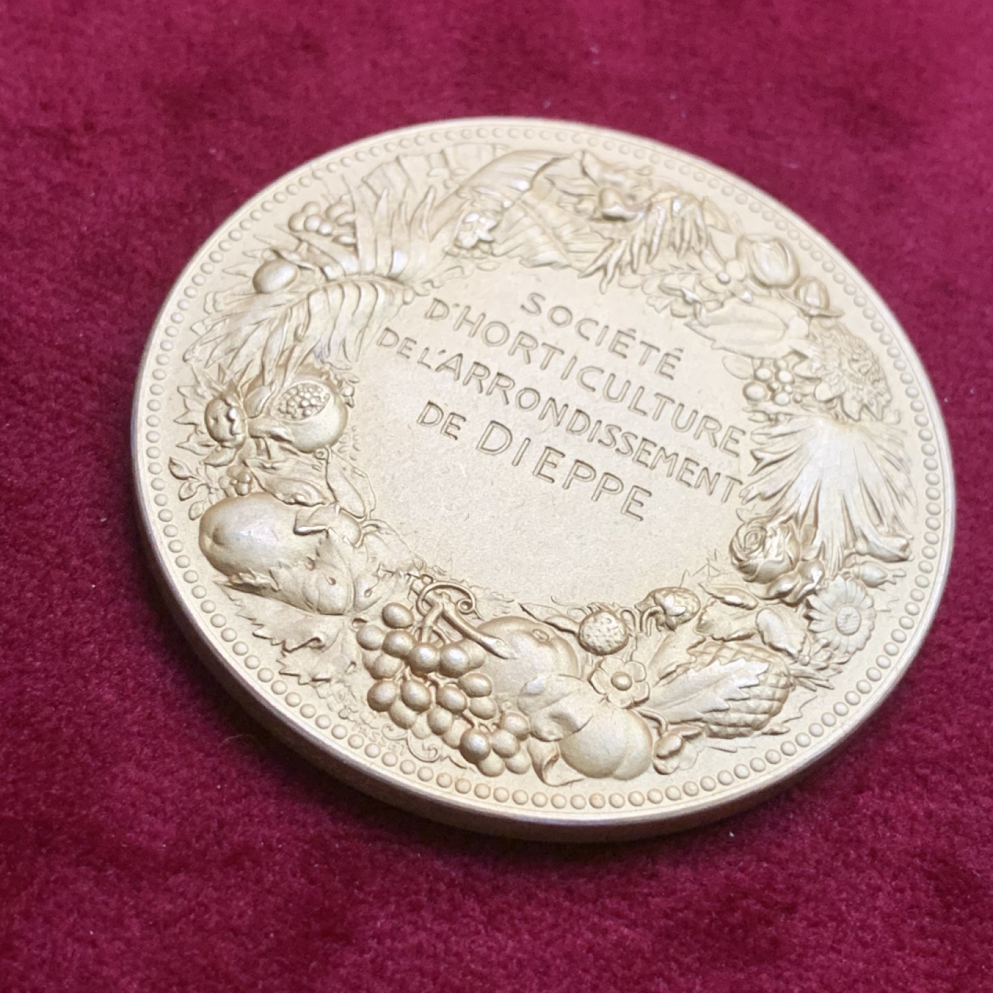 《竞宝斋》第102场-本周四 套币裸币专场（全场不限金额包邮） 法国迪耶普 十九世纪初 三个天使植树 镀金银章 62.7克