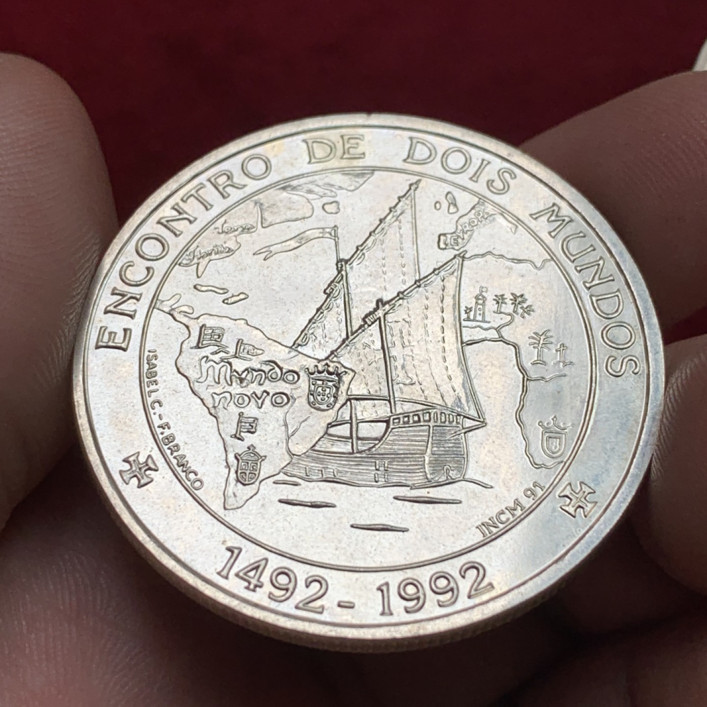 《竞宝斋》第102场-本周四 套币裸币专场（全场不限金额包邮） 葡萄牙1992年哥伦比达到美洲500周年1000埃斯库多克朗型纪念大银币Silver (.500) • 27 g • ⌀ 40 mm