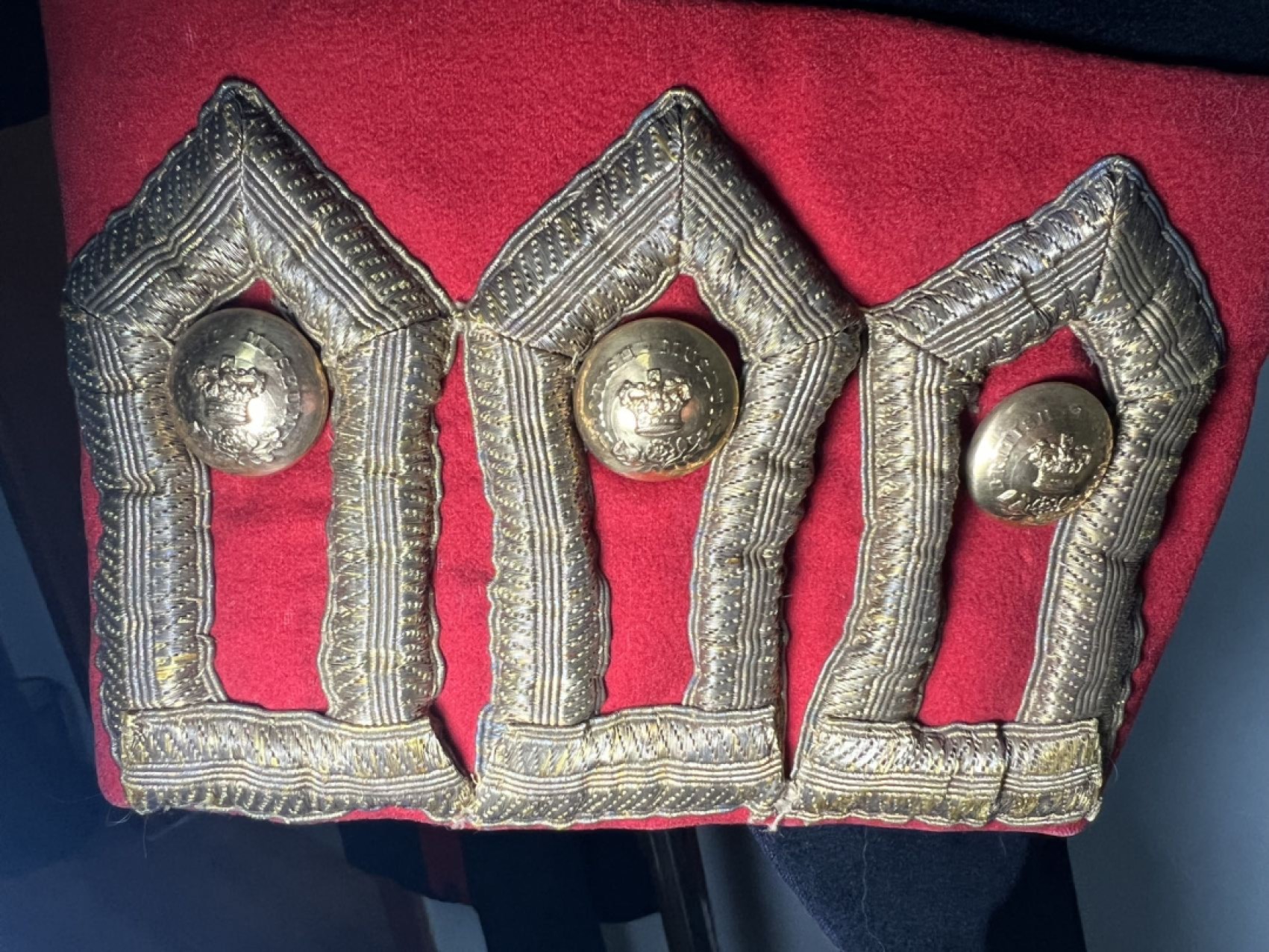 大猫徽章拍卖第204期  英国🇬🇧维多利亚时期礼服一套 具体使用方向不祥