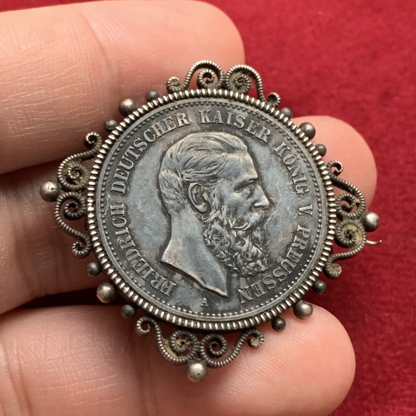 《竞宝斋》第102场-本周四 套币裸币专场（全场不限金额包邮） 德国1888年三皇之年2马克银币 黑包浆做成胸针 少见