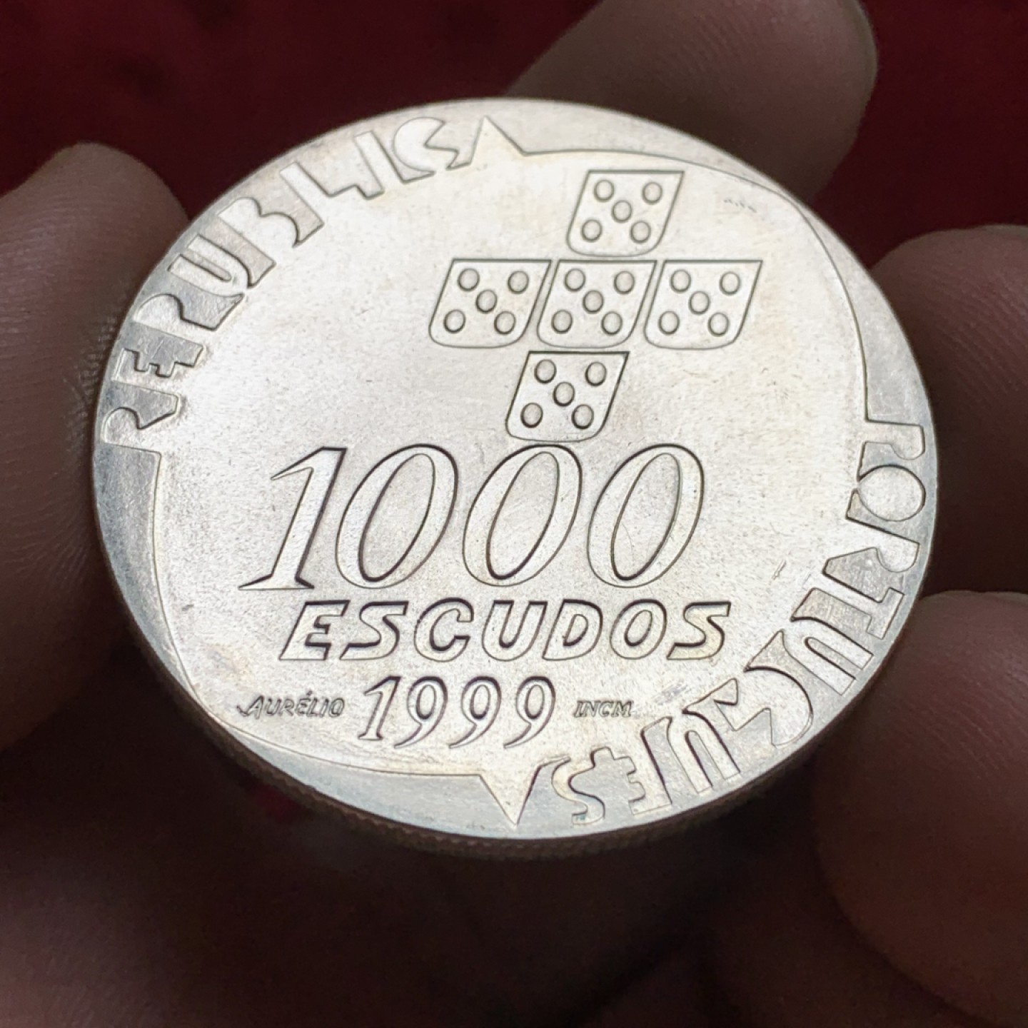 《竞宝斋》第102场-本周四 套币裸币专场（全场不限金额包邮） 葡萄牙1999年康乃馨革命25周年纪念1000埃斯库多克朗型纪念大银币 Silver (.500) • 27 g • ⌀ 40.1 mm