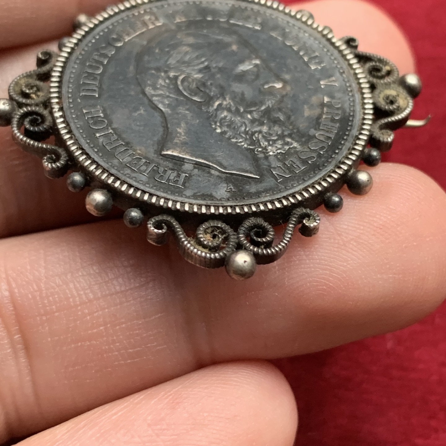 《竞宝斋》第102场-本周四 套币裸币专场（全场不限金额包邮） 德国1888年三皇之年2马克银币 黑包浆做成胸针 少见