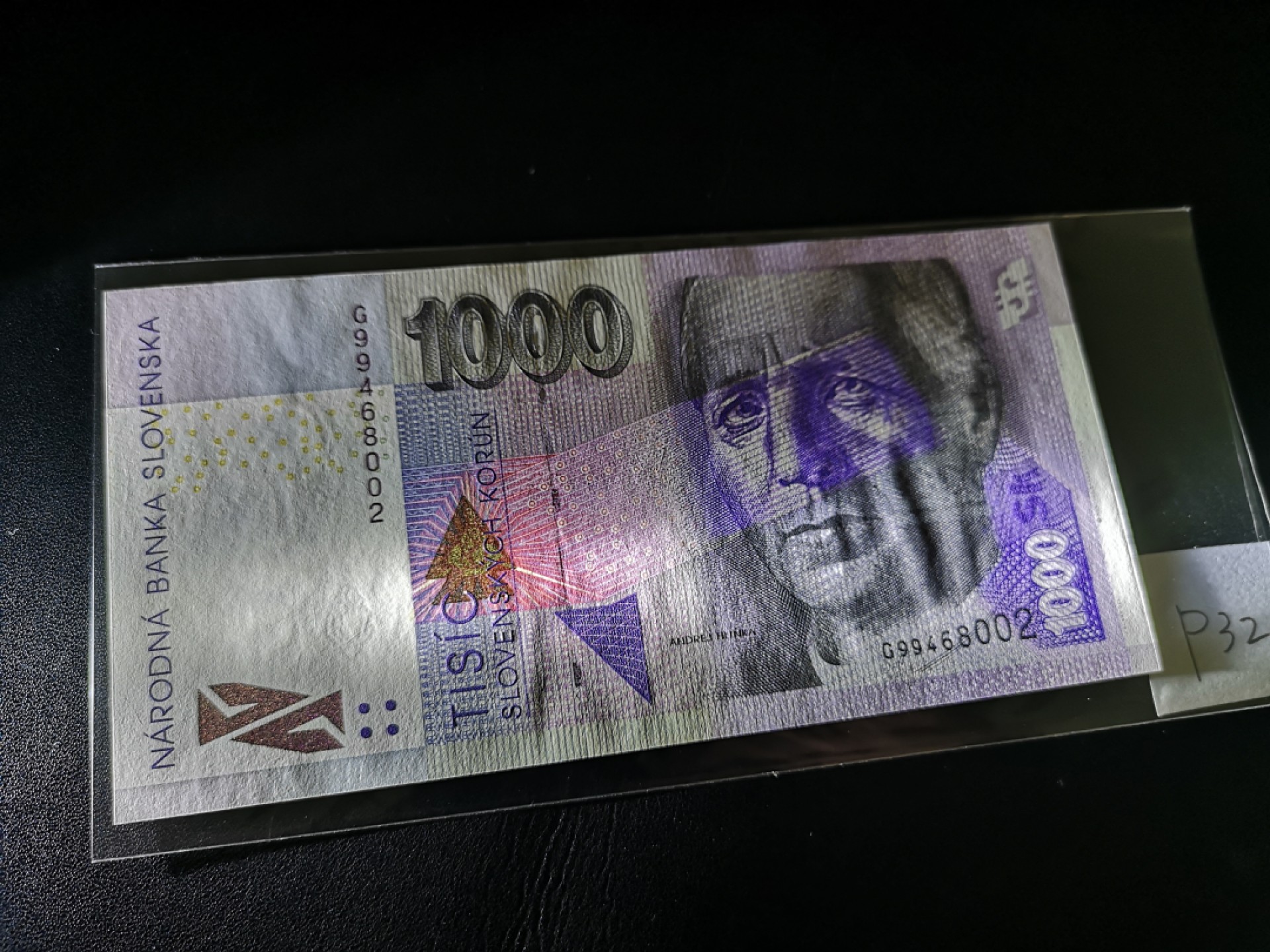 《外钞收藏家》第二百零七期（东欧三国裸钞专场） 斯洛伐克-1999-1000 克朗 德纳罗版，带光变油墨图案，首冠G 全新