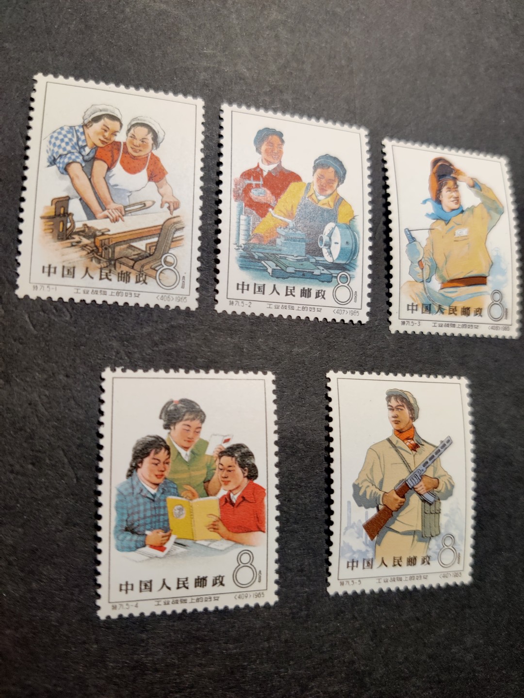 洪涛臻品 精选邮票限时拍卖第四十九期 特71妇女新一套  版撕全品嘎嘎绝  面艳背白 背胶润  齿孔饱满，裸票难得一见的好品相，ASG评级保底分数不低于85OG，搏95高分首选，数十套挑出来这么一套，收藏级品相，假一赔百。(这套票全品比较少，85，90混分的一套10月份最近成交价9000多)