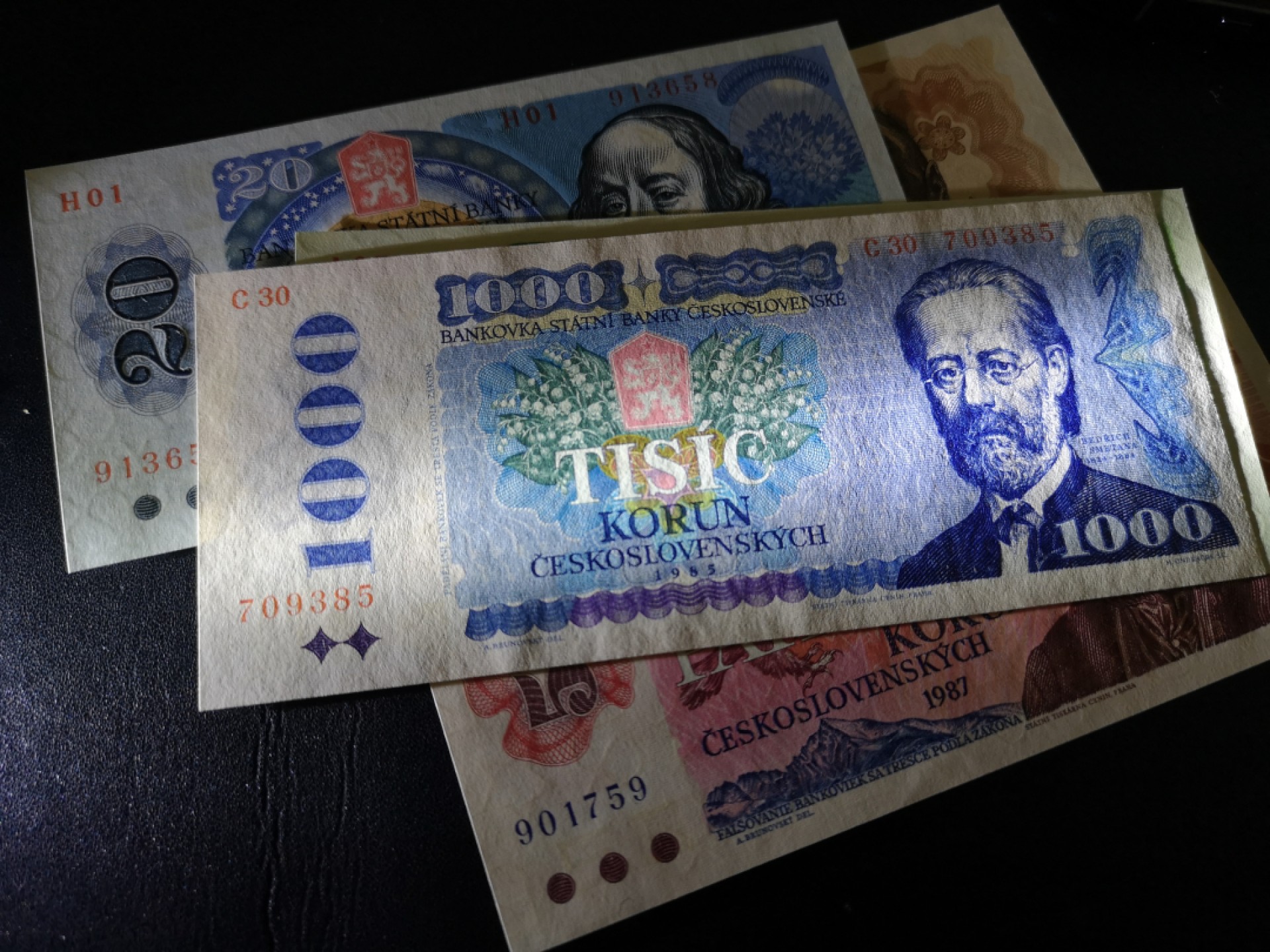 《外钞收藏家》第二百零七期（东欧三国裸钞专场） 捷克斯洛伐克 1985-1989年全套（解体前最后一套）全新