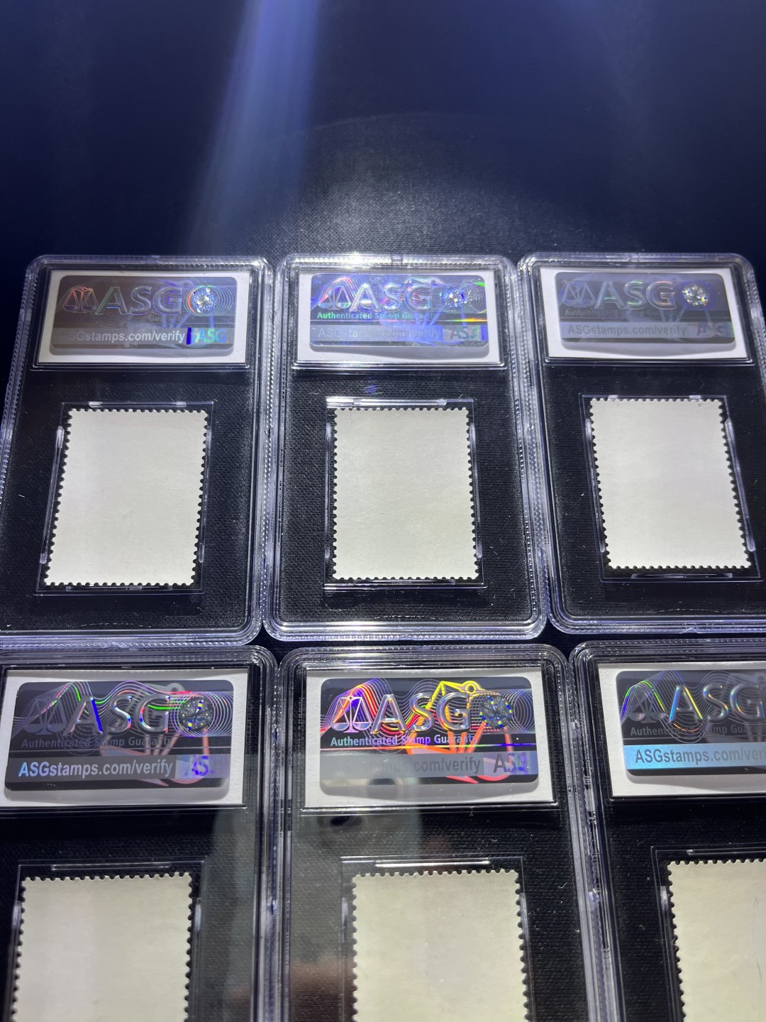 洪涛臻品批发群  精选邮票限时拍卖第九十四期 纪123刘英俊★ 新全★ASG85OG 1967年发行，老纪特经典热门高价票，目前裸票成交价六七千元，104最严格时期出分，票状态极佳，无黄无折，面艳背白，一次性出分，行情企稳回升，精品货马上便会有不俗表现，最后一图赵涌近期裸票成交价做参考。（6-2壳子轻微裂痕，中拍者总金额-100元换了壳费）