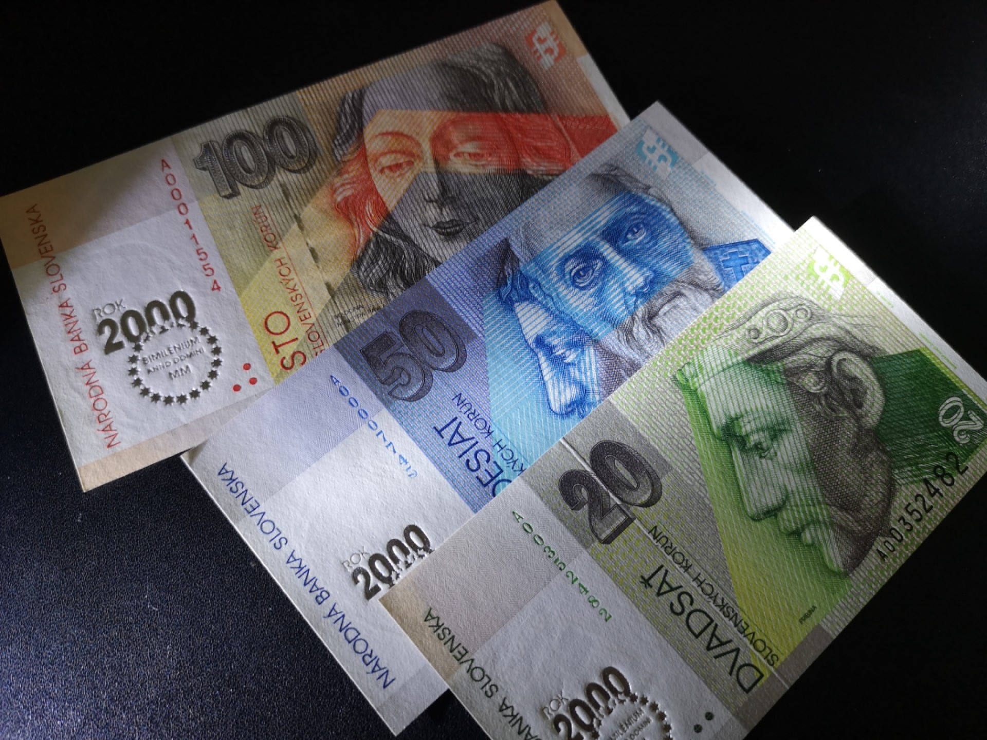 《外钞收藏家》第二百零七期（东欧三国裸钞专场） 斯洛伐克-2000-20、50、100克朗三张 千禧年纪念钞 全新