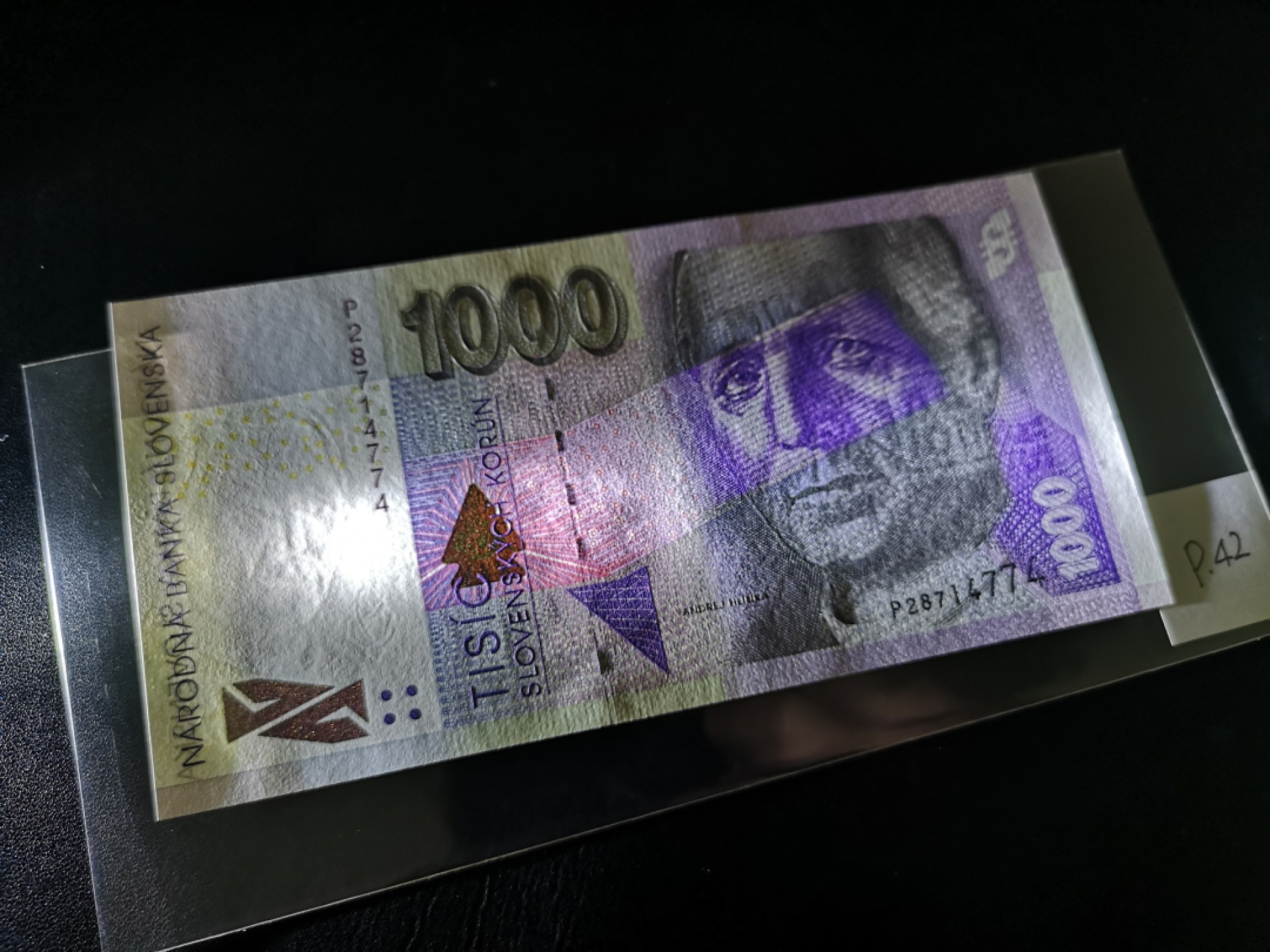 《外钞收藏家》第二百零七期（东欧三国裸钞专场） 斯洛伐克-2002-1000 克朗  德纳罗版，带光变油墨图案，唯一冠P 全新