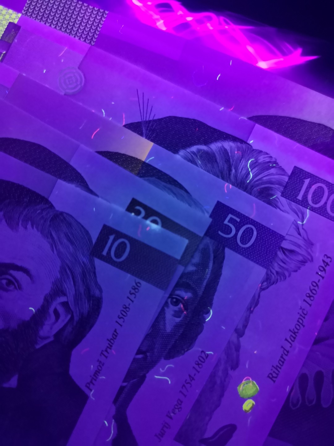 《外钞收藏家》第二百零七期（东欧三国裸钞专场） 斯洛文尼亚-1992和2001年托拉尔 第二套纸币小全套  全新 10面额上有两个荧光瑕疵