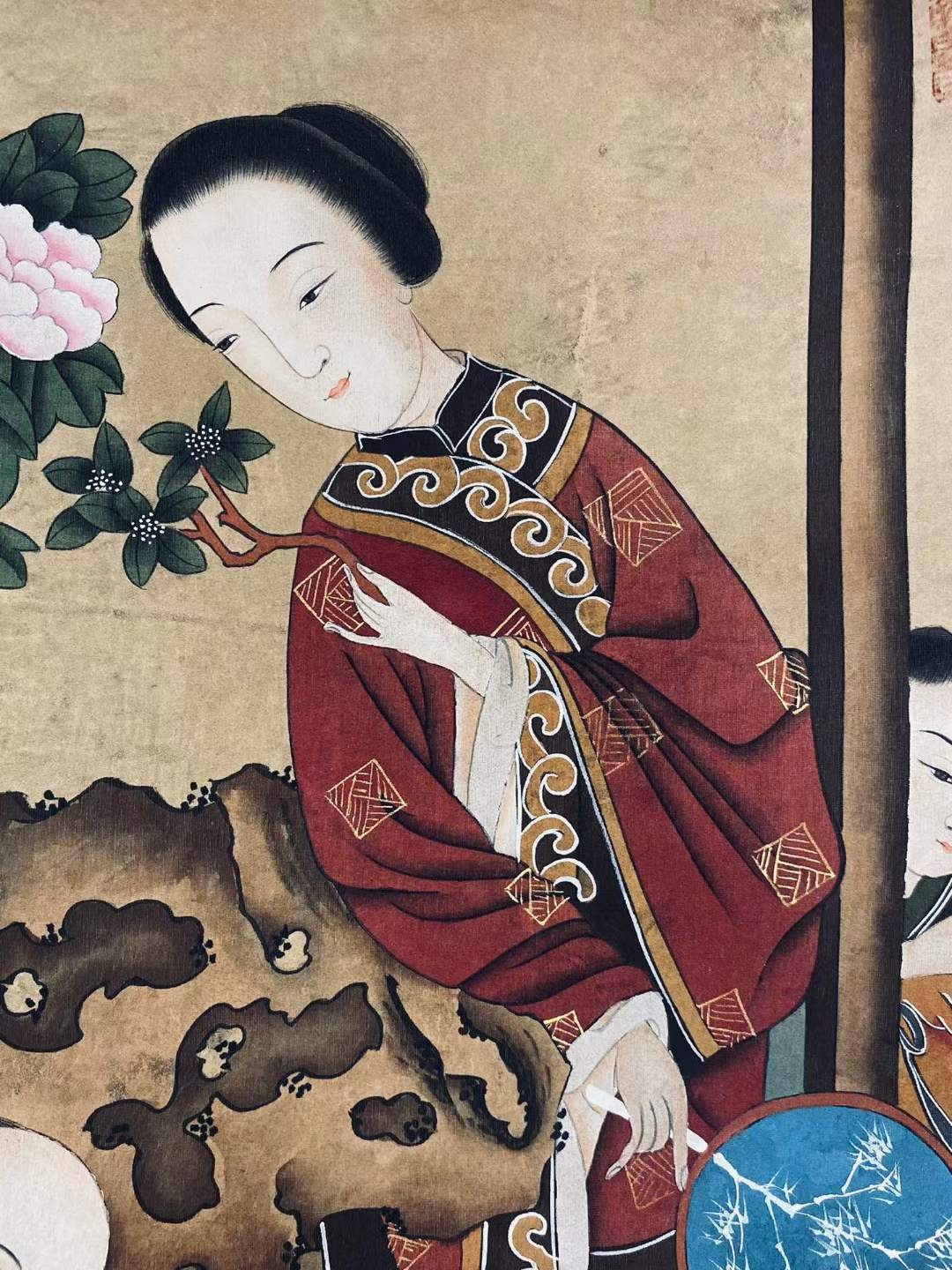 焦秉贞绢本人物立轴。中国清代画家，清代宫廷画家。擅画人物，吸收西洋画法，重明暗，楼台界画，刻划精工。