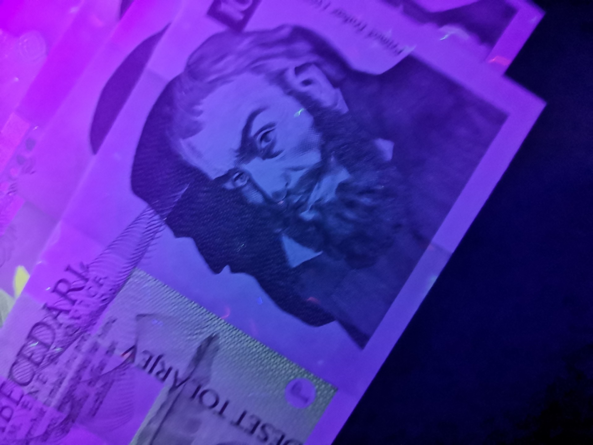 《外钞收藏家》第二百零七期（东欧三国裸钞专场） 斯洛文尼亚-1992和2001年托拉尔 第二套纸币小全套  全新 10面额上有两个荧光瑕疵