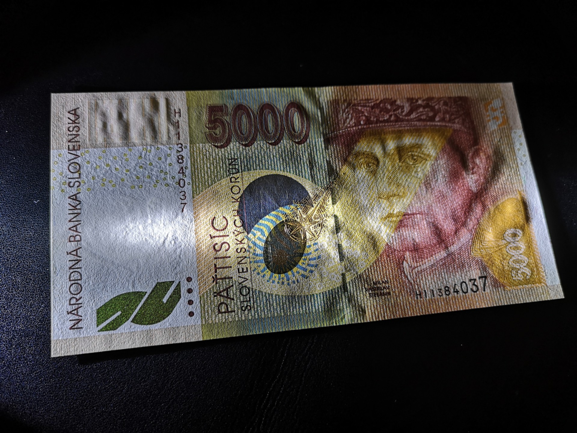 《外钞收藏家》第二百零七期（东欧三国裸钞专场） 斯洛伐克-1999-5000 克朗 德国捷德公司印刷，带光变油墨图案，唯一冠H 全新