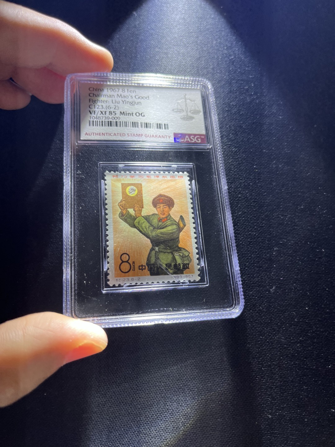 洪涛臻品批发群  精选邮票限时拍卖第九十四期 纪123刘英俊★ 新全★ASG85OG 1967年发行，老纪特经典热门高价票，目前裸票成交价六七千元，104最严格时期出分，票状态极佳，无黄无折，面艳背白，一次性出分，行情企稳回升，精品货马上便会有不俗表现，最后一图赵涌近期裸票成交价做参考。（6-2壳子轻微裂痕，中拍者总金额-100元换了壳费）