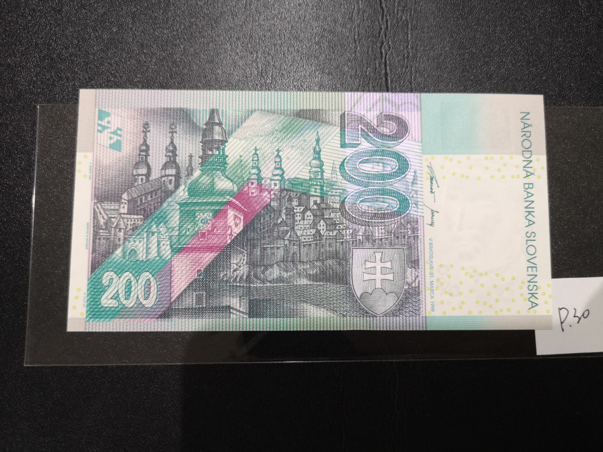 《外钞收藏家》第二百零七期（东欧三国裸钞专场） 斯洛伐克-1999-200 克朗 德国捷德公司印刷，带光变油墨图案，唯一冠E 全新