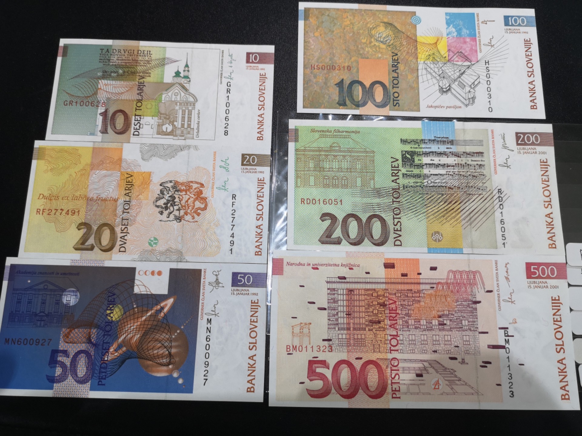 《外钞收藏家》第二百零七期（东欧三国裸钞专场） 斯洛文尼亚-1992和2001年托拉尔 第二套纸币小全套  全新 10面额上有两个荧光瑕疵