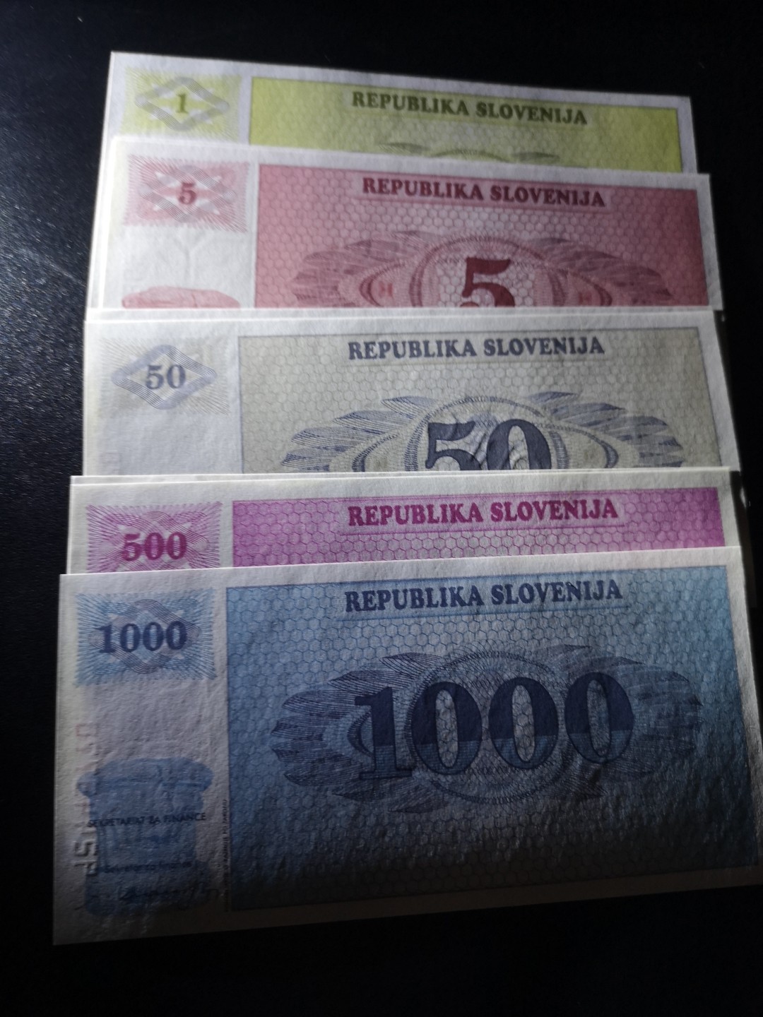 《外钞收藏家》第二百零七期（东欧三国裸钞专场） 斯洛文尼亚-1990-92年1-1000 8张一起 第一套纸币样本券大全套 全新