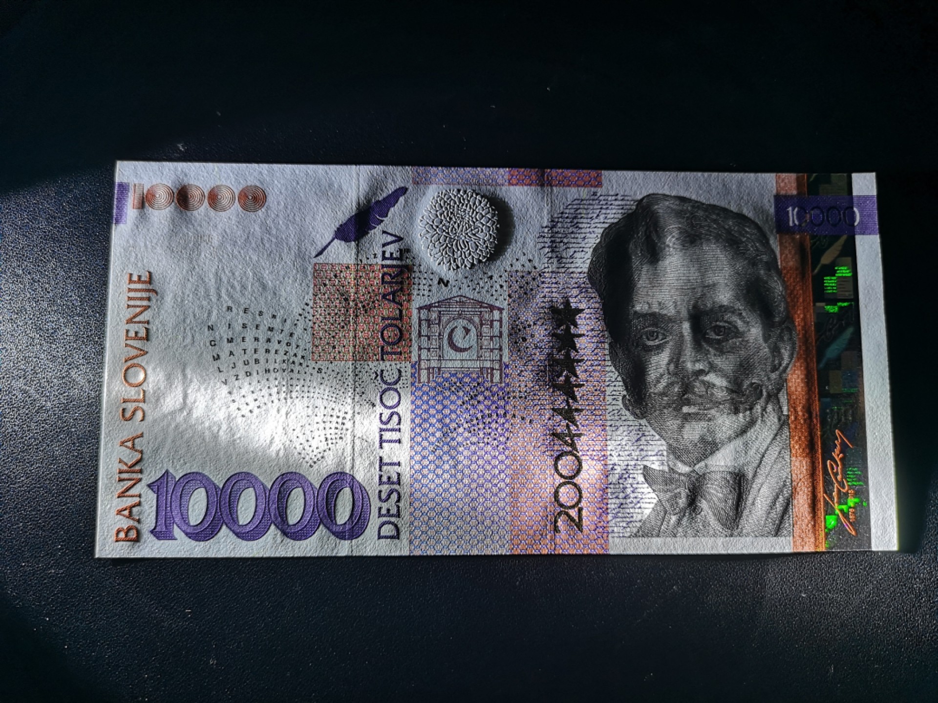 《外钞收藏家》第二百零七期（东欧三国裸钞专场） 斯洛文尼亚-2004-10000 托拉尔 入欧纪念钞，发行量1000枚 全新