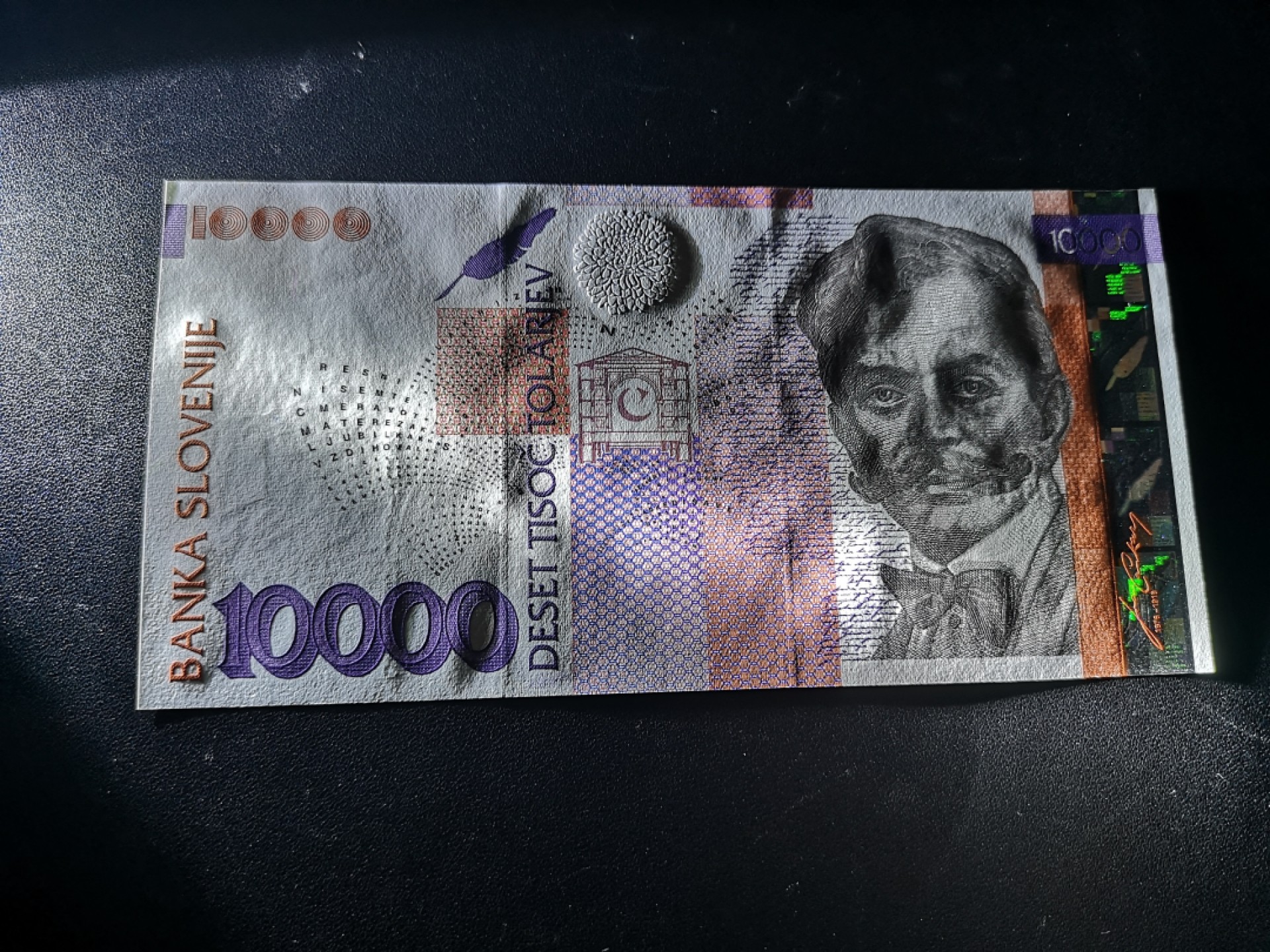 《外钞收藏家》第二百零七期（东欧三国裸钞专场） 斯洛文尼亚-2000-10000 托拉尔 最高面额 全新