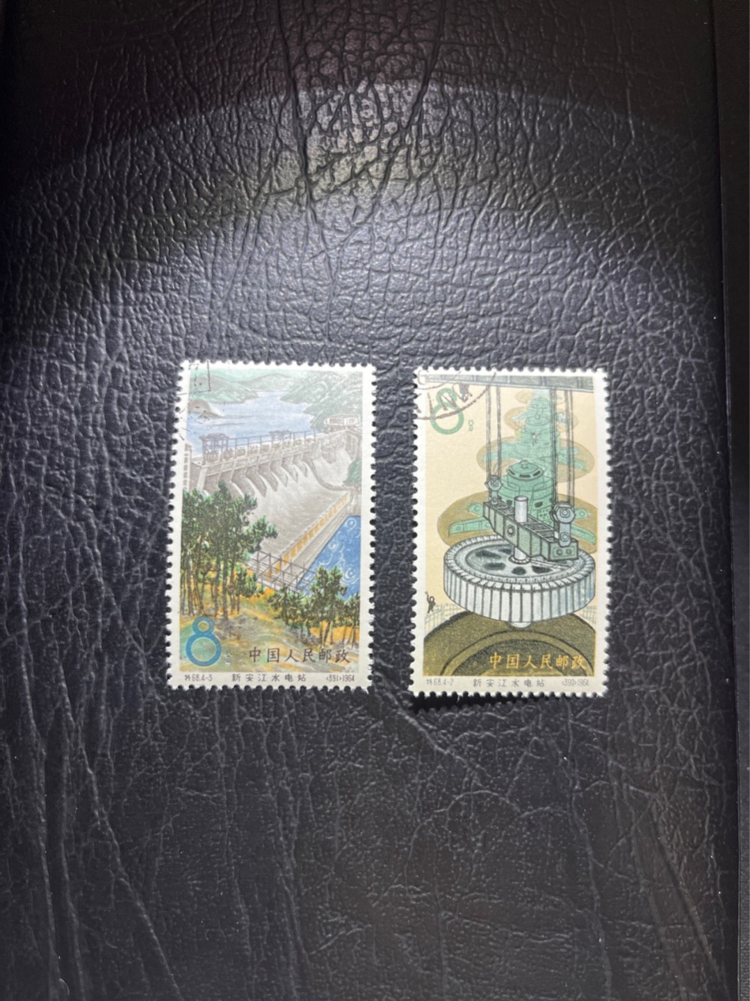 洪涛臻品 精选邮票限时拍卖第五十二期 特68新安江4-2  4-3各1枚 盖销 顺戳，同位置角戳，非常漂亮，★品相可以用完美来形容，版撕全品嘎嘎绝 背胶雪白。解放初的经典票，整版撕开，面艳胶白，票挺洁净，齿孔完美。老纪特的版票资源十分稀缺难寻，机会来临时必须抓住。
