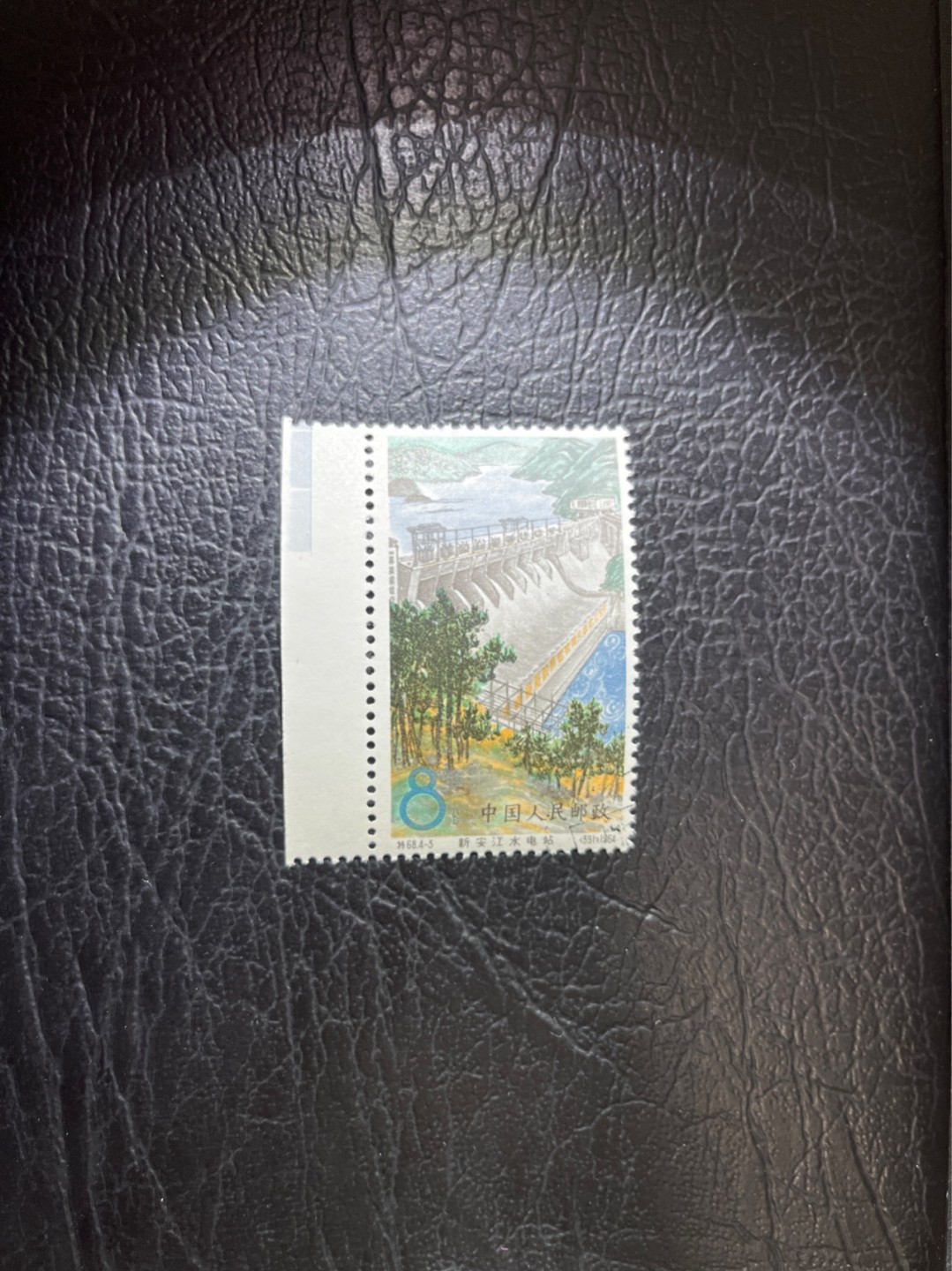洪涛臻品 精选邮票限时拍卖第五十期 特68新安江4-3盖销，色标一枚 三俗稀缺，版撕全品嘎嘎绝，背胶雪白。解放初的经典票，整版撕开，面艳胶白，票挺洁净，齿孔完美，收藏评级两相宜，且有高附加值边纸。老纪特的版票资源十分稀缺难寻，机会来临时必须抓住。   