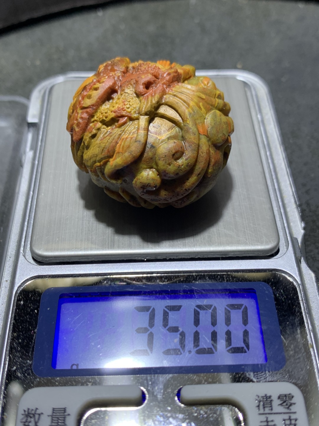 精美战国红玛瑙亚光俏色巧雕龙戏珠勒子一颗！