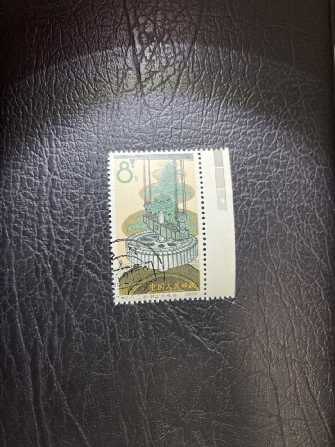 洪涛臻品 精选邮票限时拍卖第五十期 特68新安江4-2盖销  色标一枚 三俗稀缺，版撕全品嘎嘎绝。  解放初的经典票，整版撕开，面艳胶白，票挺洁净，齿孔完美，收藏评级两相宜，且有高附加值边纸。老纪特的版票资源十分稀缺难寻，机会来临时必须抓住。