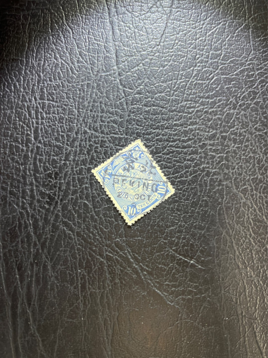 洪涛臻品 精选邮票限时拍卖第五十期 大清龙票，蓝10分，北京戳，全戳漂亮，好戳不好碰，终生保真（图3仅供参考）！品相非常不错，角全，无揭薄，入手保真清代文物邮票的机会！