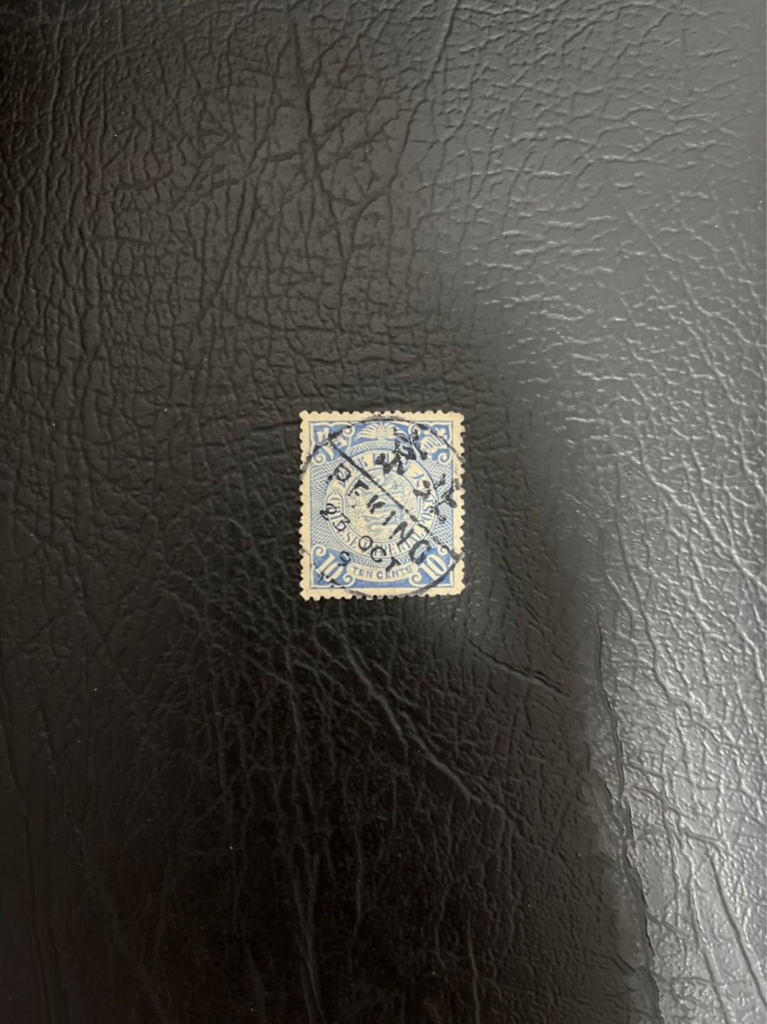 洪涛臻品 精选邮票限时拍卖第五十期 大清龙票，蓝10分，北京戳，全戳漂亮，好戳不好碰，终生保真（图3仅供参考）！品相非常不错，角全，无揭薄，入手保真清代文物邮票的机会！