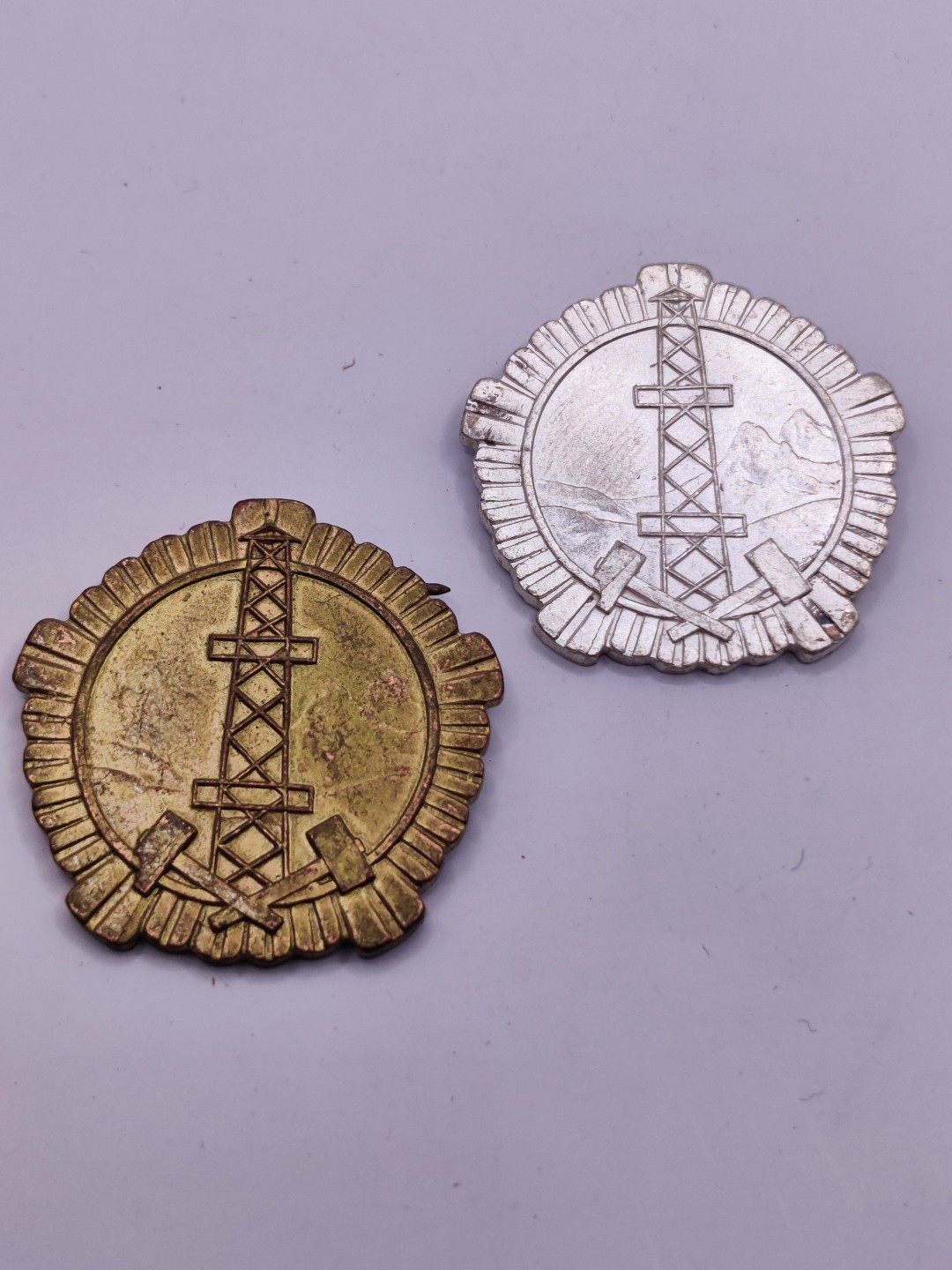 第五期 全场0元起拍 咸鱼国勋章拍卖专场10月16日下午6：00开始 阿尔巴尼亚采矿与地质学杰出劳动勋章 银 铜级一组