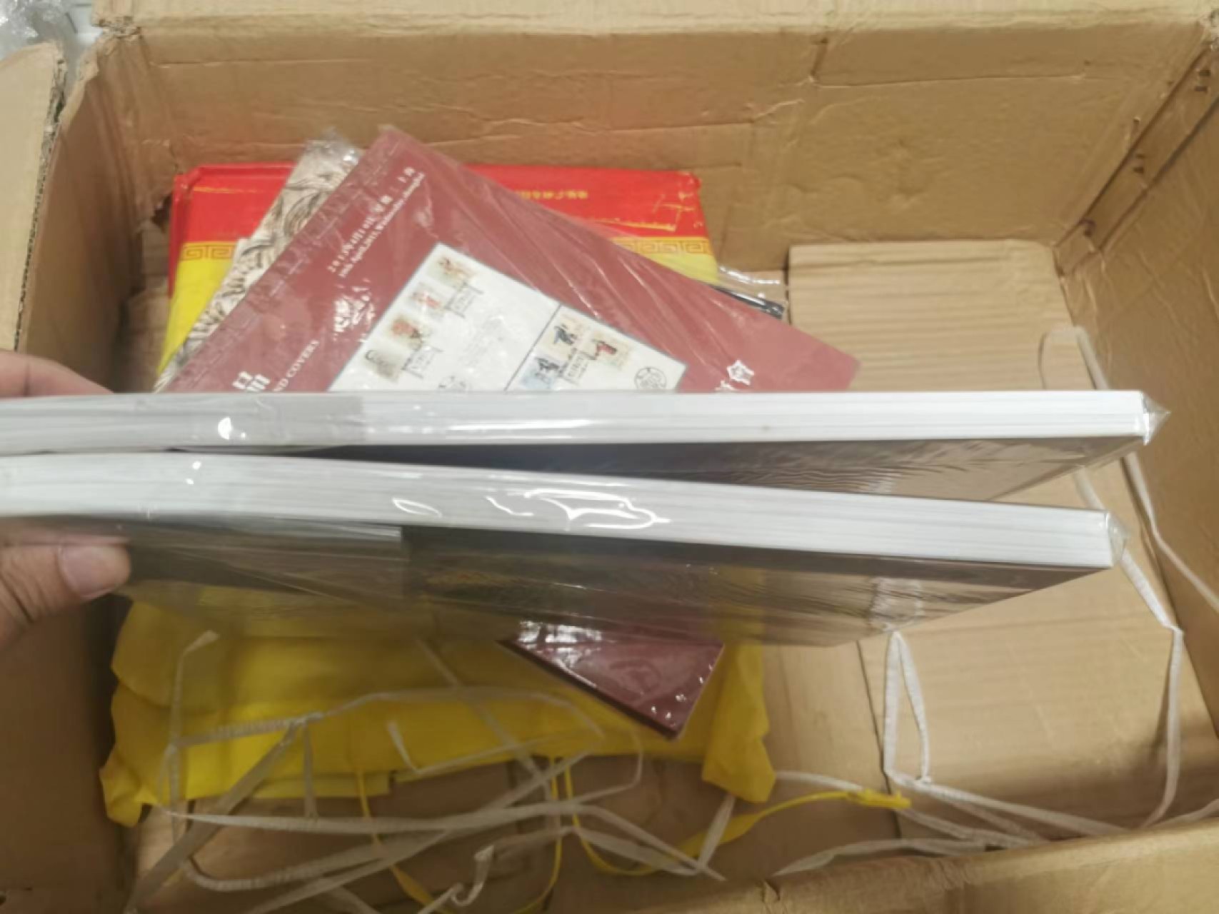 27.【鲸贝乐★道德经】第“圣人不仁，以百姓为刍狗”号拍卖 【鼎峰香港拍卖图录】两本全新一起，懒得打开拍照了，东西没啥好质疑的，都是买不起的哈哈哈